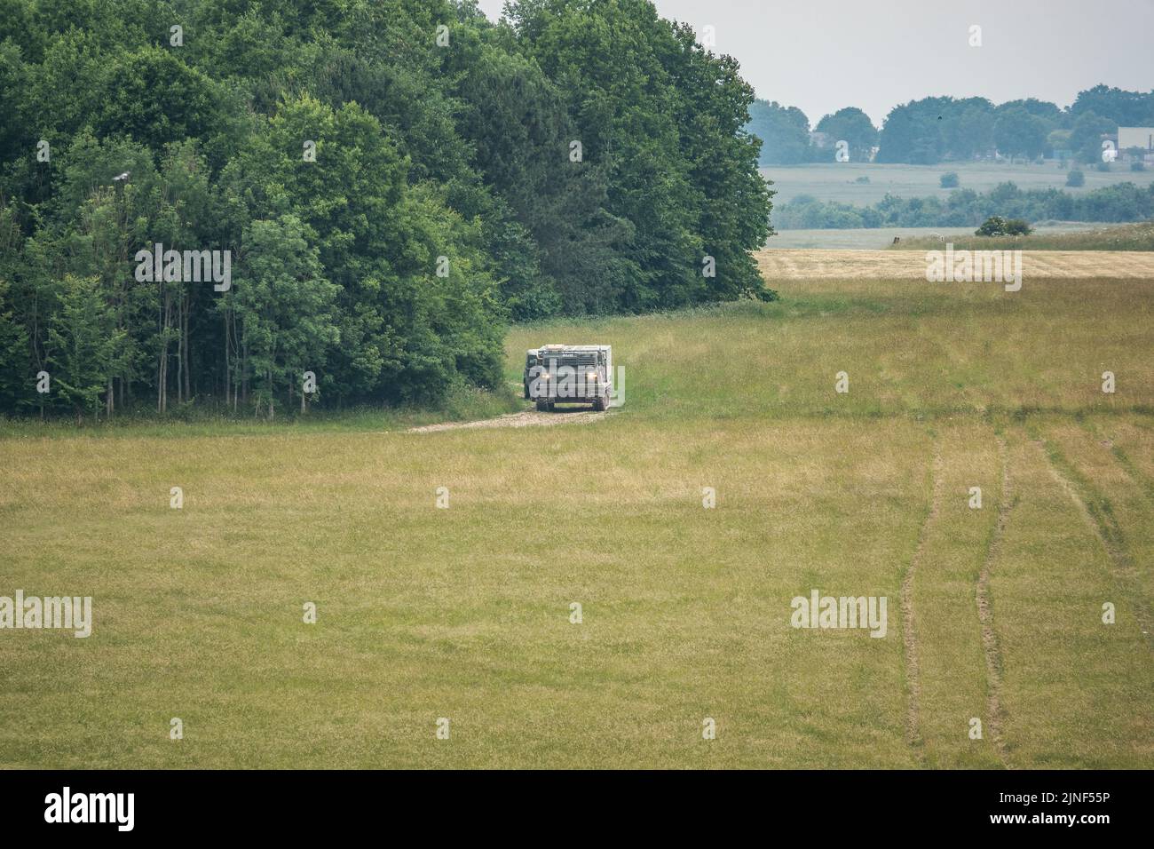 Army M270 Multiple Launch Rocket System, lanciarazzi multipli semoventi in azione su un esercizio militare Foto Stock