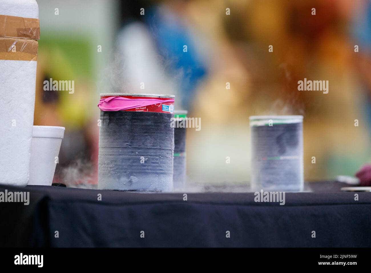 Brisbane, Australia. 11th ago, 2022. Le lattine riempite di azoto liquido come membri della Science Demo Troupe dell'Università del Queensland presentano esperimenti dal vivo ad un pubblico di studenti scolastici e al pubblico nel Queen Street Mall di Brisbane il 11 agosto 2022. Esperimenti dal vivo e mostre di esemplari museali sono state eseguite nel Queen Street Mall di Brisbane per il lancio della National Science Week. La National Science Week è stata fondata nel 1997 per riconoscere il contributo degli scienziati e della tecnologia australiani. (Foto di Joshua Prieto/Sipa USA) Credit: Sipa USA/Alamy Live News Foto Stock