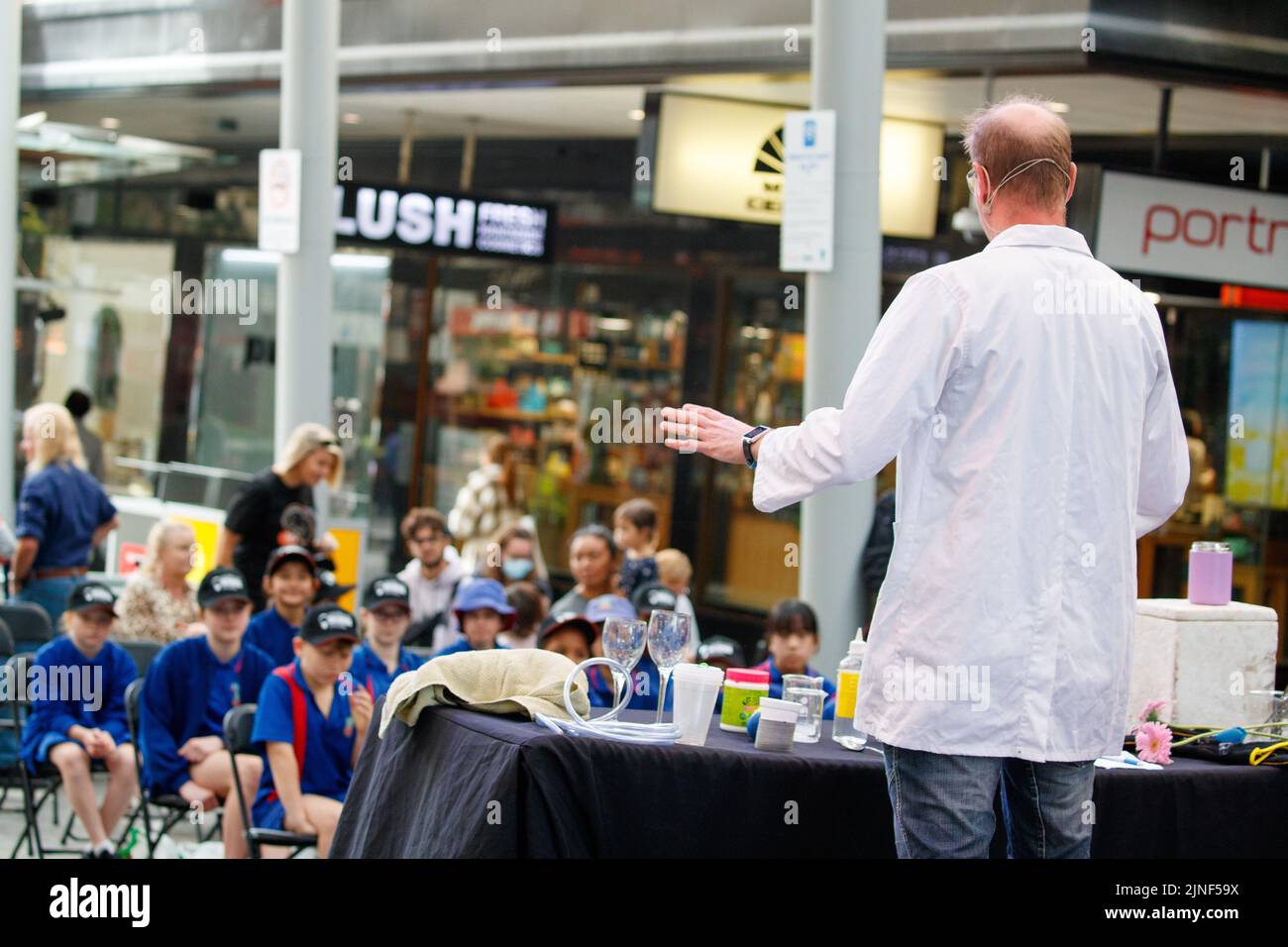 Brisbane, Australia. 11th ago, 2022. Il Dr Rob Bell esegue esperimenti dal vivo a un pubblico di studenti scolastici e al pubblico nel Queen Street Mall di Brisbane al lancio della National Science Week il 11 agosto 2022. Esperimenti dal vivo e mostre di esemplari museali sono state eseguite nel Queen Street Mall di Brisbane per il lancio della National Science Week. La National Science Week è stata fondata nel 1997 per riconoscere il contributo degli scienziati e della tecnologia australiani. (Foto di Joshua Prieto/Sipa USA) Credit: Sipa USA/Alamy Live News Foto Stock