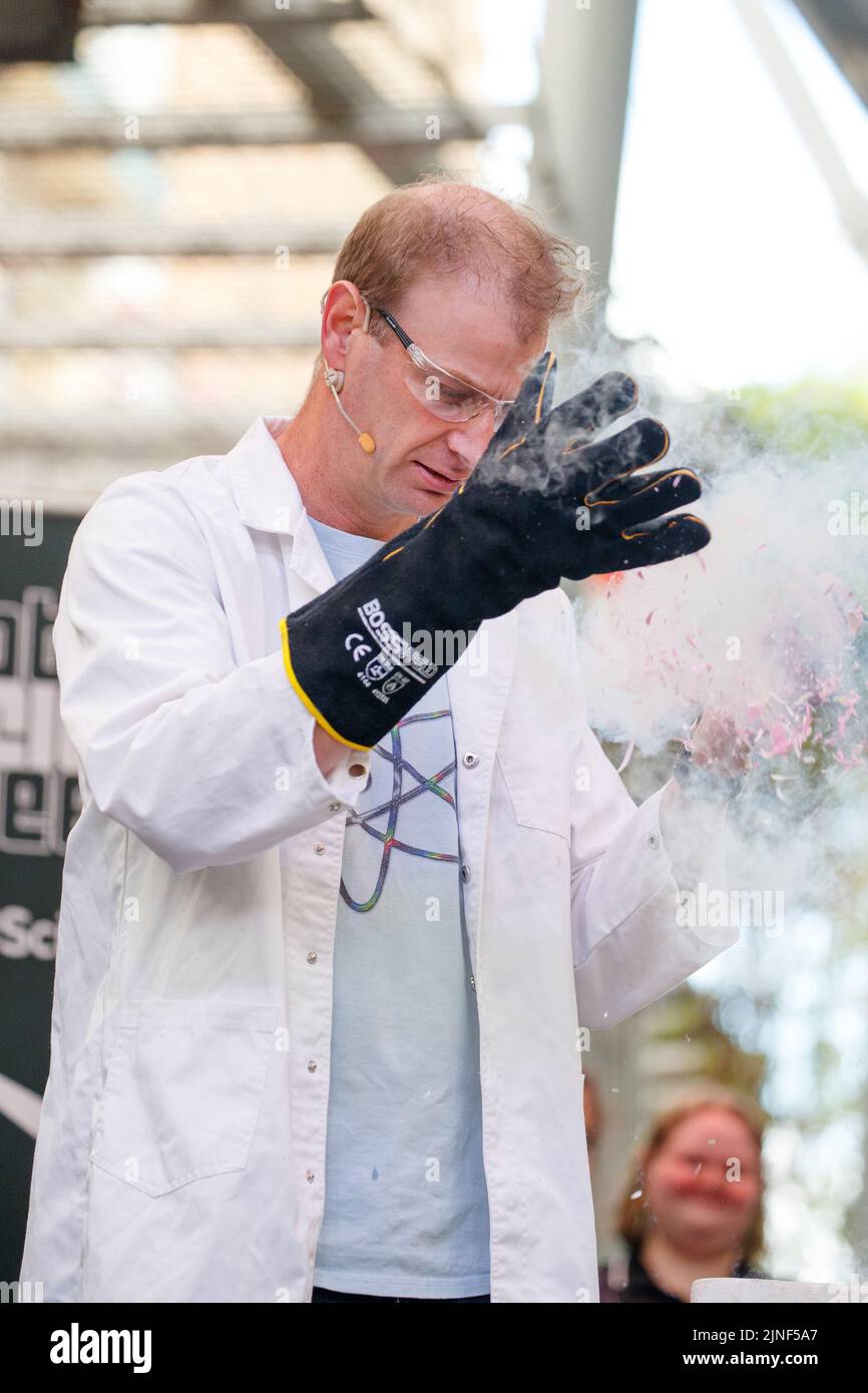 Brisbane, Australia. 11th ago, 2022. Rob Bell presenta un fiore solidificato mentre esegue esperimenti dal vivo con azoto liquido ad un pubblico di studenti della scuola e del pubblico nel Queen Street Mall di Brisbane al lancio della National Science Week il 11 agosto 2022. Esperimenti dal vivo e mostre di esemplari museali sono state eseguite nel Queen Street Mall di Brisbane per il lancio della National Science Week. La National Science Week è stata fondata nel 1997 per riconoscere il contributo degli scienziati e della tecnologia australiani. (Foto di Joshua Prieto/Sipa USA) Credit: Sipa USA/Alamy Live News Foto Stock