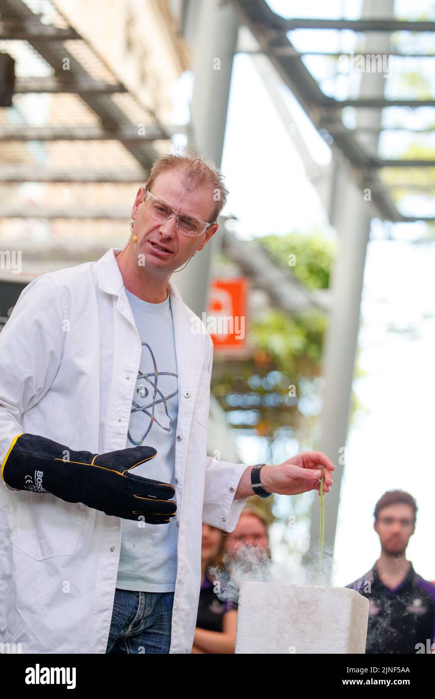 Brisbane, Australia. 11th ago, 2022. Rob Bell presenta un fiore solidificato mentre esegue esperimenti dal vivo con azoto liquido ad un pubblico di studenti della scuola e del pubblico nel Queen Street Mall di Brisbane al lancio della National Science Week il 11 agosto 2022. Esperimenti dal vivo e mostre di esemplari museali sono state eseguite nel Queen Street Mall di Brisbane per il lancio della National Science Week. La National Science Week è stata fondata nel 1997 per riconoscere il contributo degli scienziati e della tecnologia australiani. (Foto di Joshua Prieto/Sipa USA) Credit: Sipa USA/Alamy Live News Foto Stock