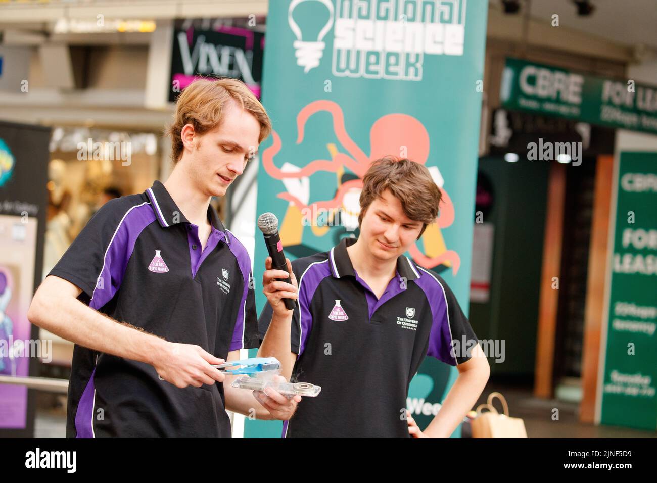 Brisbane, Australia. 11th ago, 2022. I membri della Science Demo Troupe dell'Università del Queensland presentano esperimenti dal vivo con azoto liquido a un pubblico di studenti e al pubblico del Queen Street Mall di Brisbane il 11 agosto 2022. Esperimenti dal vivo e mostre di esemplari museali sono state eseguite nel Queen Street Mall di Brisbane per il lancio della National Science Week. La National Science Week è stata fondata nel 1997 per riconoscere il contributo degli scienziati e della tecnologia australiani. (Foto di Joshua Prieto/Sipa USA) Credit: Sipa USA/Alamy Live News Foto Stock