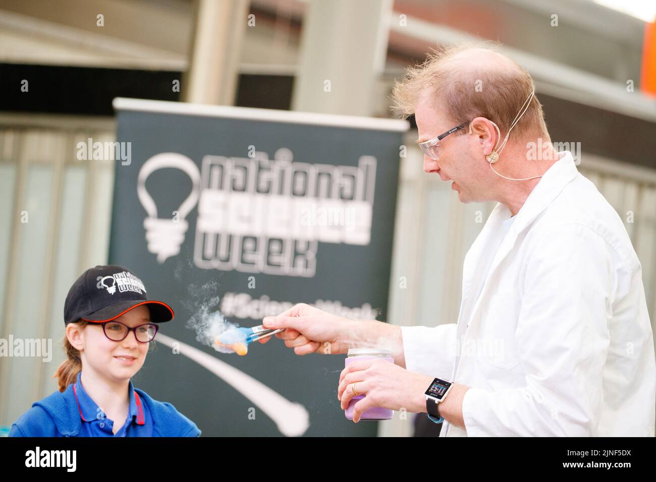 Brisbane, Australia. 11th ago, 2022. Il Dr Rob Bell esegue esperimenti dal vivo a un pubblico di studenti scolastici e al pubblico nel Queen Street Mall di Brisbane al lancio della National Science Week il 11 agosto 2022. Esperimenti dal vivo e mostre di esemplari museali sono state eseguite nel Queen Street Mall di Brisbane per il lancio della National Science Week. La National Science Week è stata fondata nel 1997 per riconoscere il contributo degli scienziati e della tecnologia australiani. (Foto di Joshua Prieto/Sipa USA) Credit: Sipa USA/Alamy Live News Foto Stock