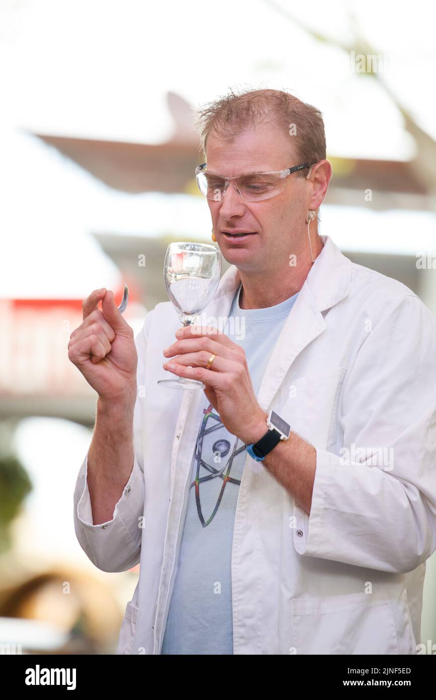 Brisbane, Australia. 11th ago, 2022. Il Dr Rob Bell esegue esperimenti dal vivo a un pubblico di studenti scolastici e al pubblico nel Queen Street Mall di Brisbane al lancio della National Science Week il 11 agosto 2022. Esperimenti dal vivo e mostre di esemplari museali sono state eseguite nel Queen Street Mall di Brisbane per il lancio della National Science Week. La National Science Week è stata fondata nel 1997 per riconoscere il contributo degli scienziati e della tecnologia australiani. (Foto di Joshua Prieto/Sipa USA) Credit: Sipa USA/Alamy Live News Foto Stock