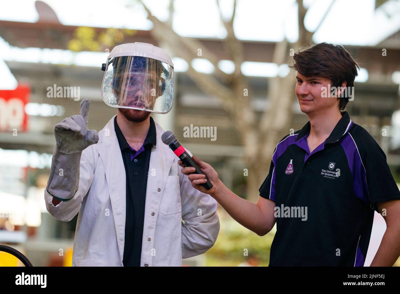 Brisbane, Australia. 11th ago, 2022. I membri della Science Demo Troupe dell'Università del Queensland presentano esperimenti dal vivo ad un pubblico di studenti scolastici e al pubblico nel Queen Street Mall di Brisbane il 11 agosto 2022. Esperimenti dal vivo e mostre di esemplari museali sono state eseguite nel Queen Street Mall di Brisbane per il lancio della National Science Week. La National Science Week è stata fondata nel 1997 per riconoscere il contributo degli scienziati e della tecnologia australiani. (Foto di Joshua Prieto/Sipa USA) Credit: Sipa USA/Alamy Live News Foto Stock
