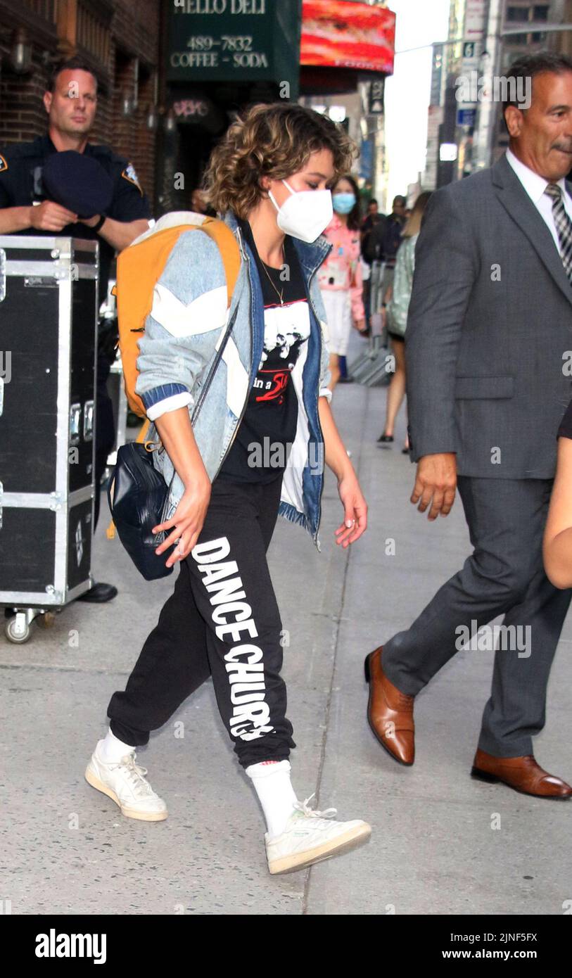 New York, NY, Stati Uniti. 10th ago, 2022. Tatiana Maslany al Late Show con Stephan Colbert che promuove la serie Marvel Disney Plus She-Hulk il 10 agosto 2022 a New York City. Credit: RW/Media Punch/Alamy Live News Foto Stock