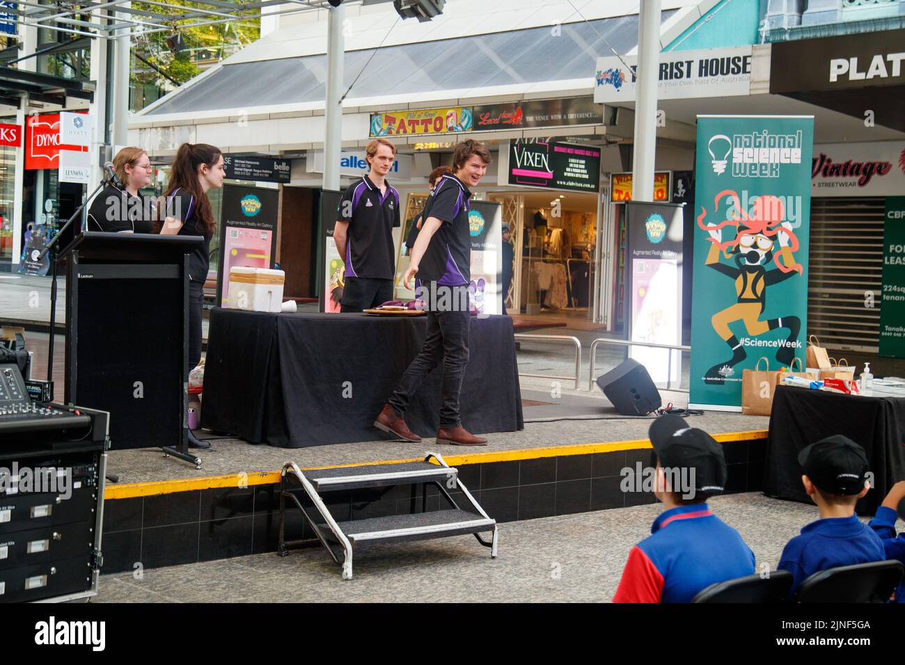 Brisbane, Australia. 11th ago, 2022. I membri della Science Demo Troupe dell'Università del Queensland presentano esperimenti dal vivo ad un pubblico di studenti scolastici e al pubblico nel Queen Street Mall di Brisbane il 11 agosto 2022. Esperimenti dal vivo e mostre di esemplari museali sono state eseguite nel Queen Street Mall di Brisbane per il lancio della National Science Week. La National Science Week è stata fondata nel 1997 per riconoscere il contributo degli scienziati e della tecnologia australiani. (Foto di Joshua Prieto/Sipa USA) Credit: Sipa USA/Alamy Live News Foto Stock