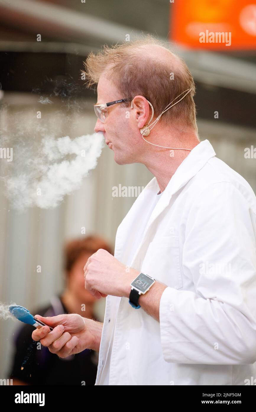 Brisbane, Australia. 11th ago, 2022. Rob Bell soffia una nuvola di vapore dopo aver mangiato cibo immerso in azoto liquido durante un esperimento nel Queen Street Mall di Brisbane al lancio della National Science Week il 11 agosto 2022. Esperimenti dal vivo e mostre di esemplari museali sono state eseguite nel Queen Street Mall di Brisbane per il lancio della National Science Week. La National Science Week è stata fondata nel 1997 per riconoscere il contributo degli scienziati e della tecnologia australiani. (Foto di Joshua Prieto/Sipa USA) Credit: Sipa USA/Alamy Live News Foto Stock
