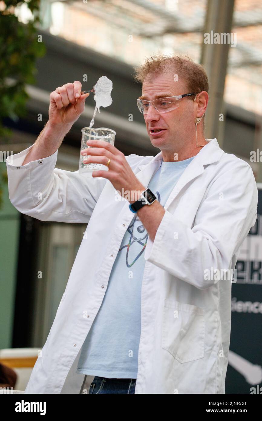 Brisbane, Australia. 11th ago, 2022. Il Dr Rob Bell esegue esperimenti dal vivo a un pubblico di studenti scolastici e al pubblico nel Queen Street Mall di Brisbane al lancio della National Science Week il 11 agosto 2022. Esperimenti dal vivo e mostre di esemplari museali sono state eseguite nel Queen Street Mall di Brisbane per il lancio della National Science Week. La National Science Week è stata fondata nel 1997 per riconoscere il contributo degli scienziati e della tecnologia australiani. (Foto di Joshua Prieto/Sipa USA) Credit: Sipa USA/Alamy Live News Foto Stock