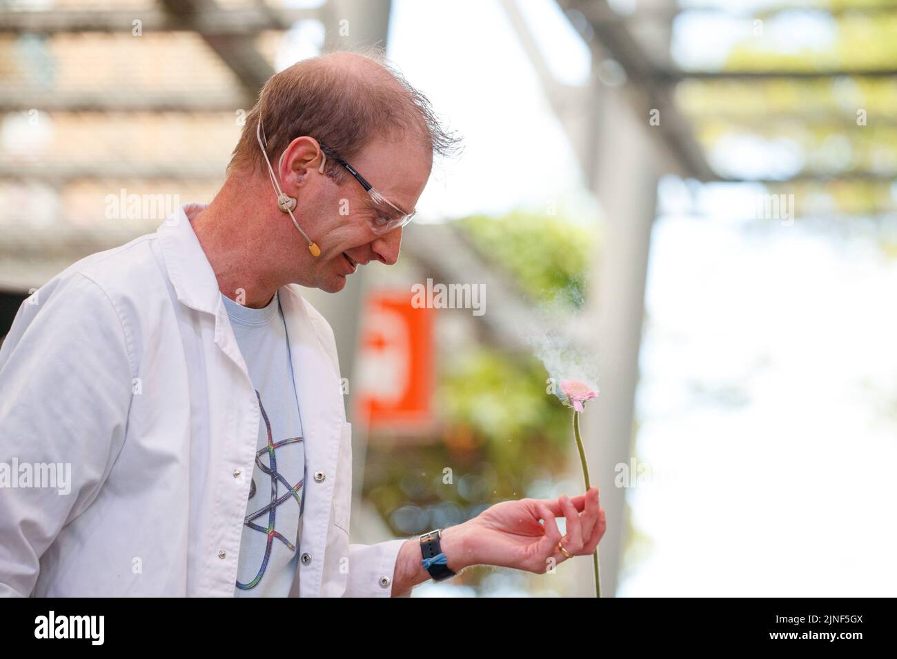 Brisbane, Australia. 11th ago, 2022. Rob Bell presenta un fiore solidificato mentre esegue esperimenti dal vivo con azoto liquido ad un pubblico di studenti della scuola e del pubblico nel Queen Street Mall di Brisbane al lancio della National Science Week il 11 agosto 2022. Esperimenti dal vivo e mostre di esemplari museali sono state eseguite nel Queen Street Mall di Brisbane per il lancio della National Science Week. La National Science Week è stata fondata nel 1997 per riconoscere il contributo degli scienziati e della tecnologia australiani. (Foto di Joshua Prieto/Sipa USA) Credit: Sipa USA/Alamy Live News Foto Stock