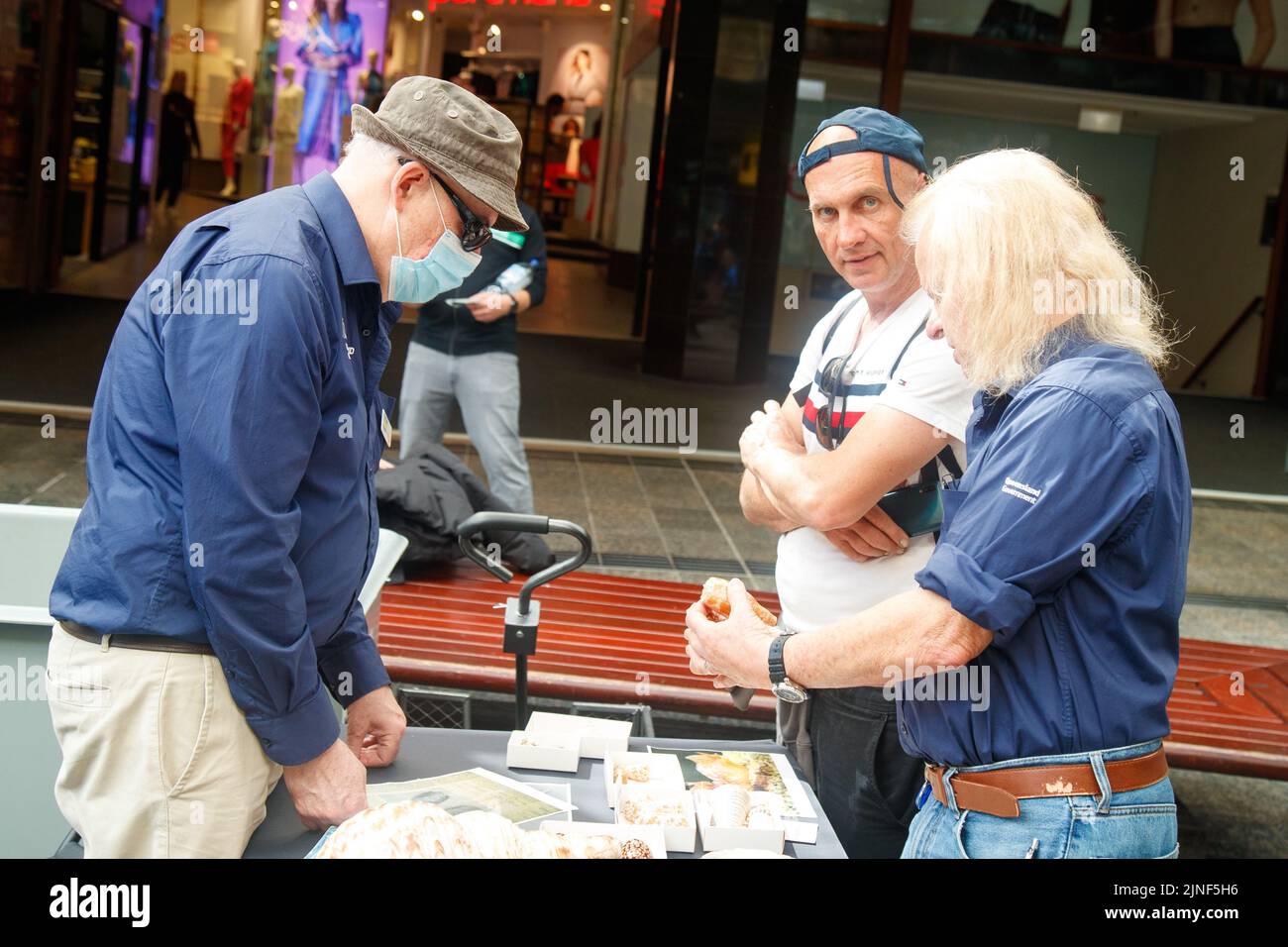 Brisbane, Australia. 11th ago, 2022. Il personale del Queensland Museum parla con il pubblico degli esemplari durante il lancio della National Science Week nel Queen Street Mall di Brisbane il 11 agosto 2022. Esperimenti dal vivo e mostre di esemplari museali sono state eseguite nel Queen Street Mall di Brisbane per il lancio della National Science Week. La National Science Week è stata fondata nel 1997 per riconoscere il contributo degli scienziati e della tecnologia australiani. (Foto di Joshua Prieto/Sipa USA) Credit: Sipa USA/Alamy Live News Foto Stock
