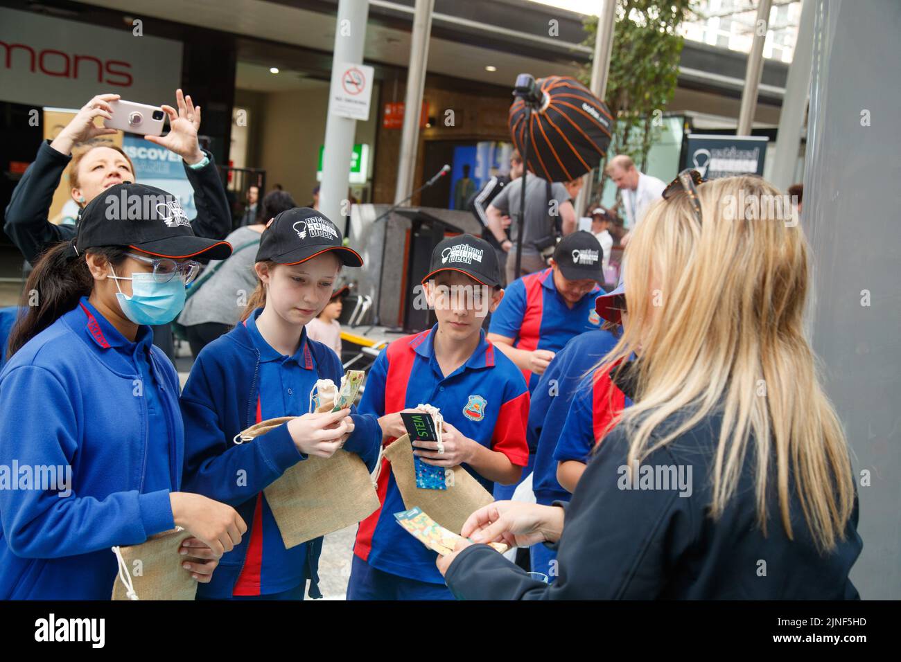 Brisbane, Australia. 11th ago, 2022. Il personale del Queensland Museum parla con il pubblico degli esemplari durante il lancio della National Science Week nel Queen Street Mall di Brisbane il 11 agosto 2022. Esperimenti dal vivo e mostre di esemplari museali sono state eseguite nel Queen Street Mall di Brisbane per il lancio della National Science Week. La National Science Week è stata fondata nel 1997 per riconoscere il contributo degli scienziati e della tecnologia australiani. (Foto di Joshua Prieto/Sipa USA) Credit: Sipa USA/Alamy Live News Foto Stock