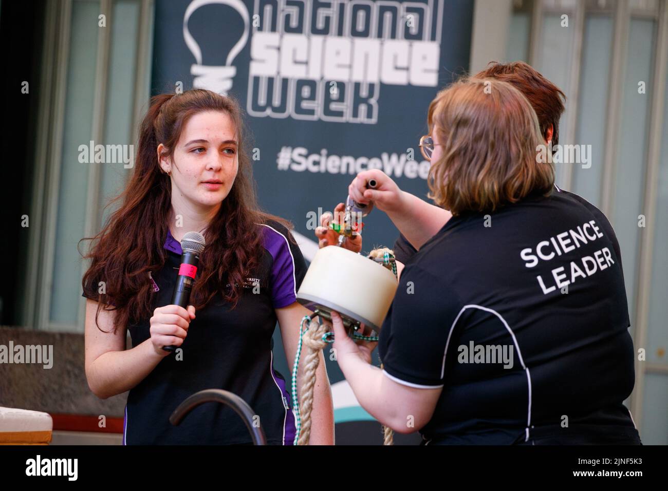 Brisbane, Australia. 11th ago, 2022. I membri della Science Demo Troupe dell'Università del Queensland presentano esperimenti dal vivo ad un pubblico di studenti scolastici e al pubblico nel Queen Street Mall di Brisbane il 11 agosto 2022. Esperimenti dal vivo e mostre di esemplari museali sono state eseguite nel Queen Street Mall di Brisbane per il lancio della National Science Week. La National Science Week è stata fondata nel 1997 per riconoscere il contributo degli scienziati e della tecnologia australiani. (Foto di Joshua Prieto/Sipa USA) Credit: Sipa USA/Alamy Live News Foto Stock