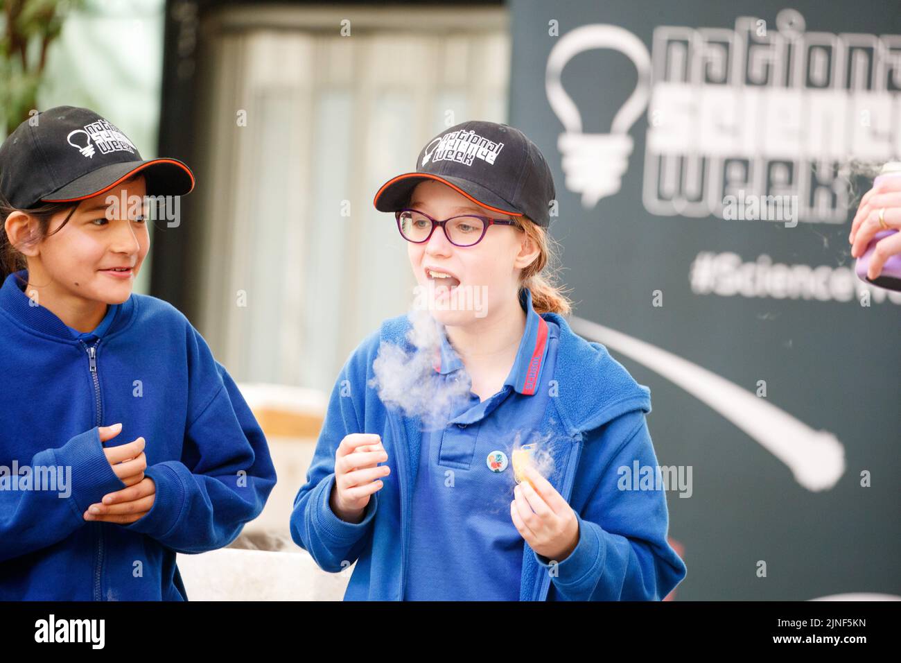 Brisbane, Australia. 11th ago, 2022. Gli studenti della scuola partecipano a esperimenti dal vivo con il Dr. Rob Bell nel Queen Street Mall di Brisbane al lancio della National Science Week il 11 agosto 2022. Esperimenti dal vivo e mostre di esemplari museali sono state eseguite nel Queen Street Mall di Brisbane per il lancio della National Science Week. La National Science Week è stata fondata nel 1997 per riconoscere il contributo degli scienziati e della tecnologia australiani. (Foto di Joshua Prieto/Sipa USA) Credit: Sipa USA/Alamy Live News Foto Stock