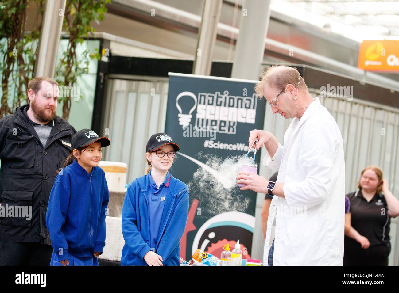 Brisbane, Australia. 11th ago, 2022. Il Dr Rob Bell esegue esperimenti dal vivo a un pubblico di studenti scolastici e al pubblico nel Queen Street Mall di Brisbane al lancio della National Science Week il 11 agosto 2022. Esperimenti dal vivo e mostre di esemplari museali sono state eseguite nel Queen Street Mall di Brisbane per il lancio della National Science Week. La National Science Week è stata fondata nel 1997 per riconoscere il contributo degli scienziati e della tecnologia australiani. (Foto di Joshua Prieto/Sipa USA) Credit: Sipa USA/Alamy Live News Foto Stock