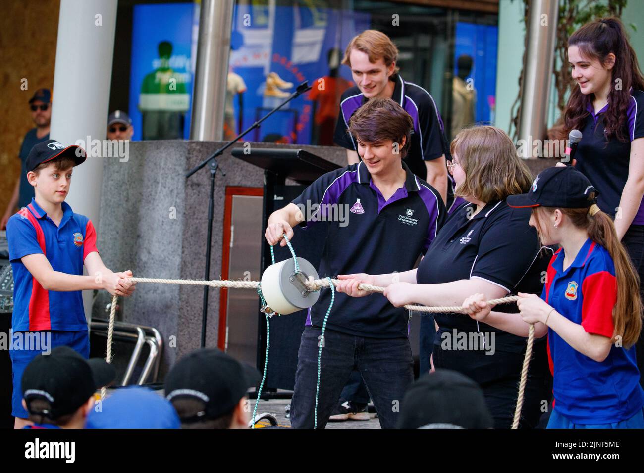 Brisbane, Australia. 11th ago, 2022. I membri della Science Demo Troupe dell'Università del Queensland presentano esperimenti dal vivo ad un pubblico di studenti scolastici e al pubblico nel Queen Street Mall di Brisbane il 11 agosto 2022. Esperimenti dal vivo e mostre di esemplari museali sono state eseguite nel Queen Street Mall di Brisbane per il lancio della National Science Week. La National Science Week è stata fondata nel 1997 per riconoscere il contributo degli scienziati e della tecnologia australiani. (Foto di Joshua Prieto/Sipa USA) Credit: Sipa USA/Alamy Live News Foto Stock