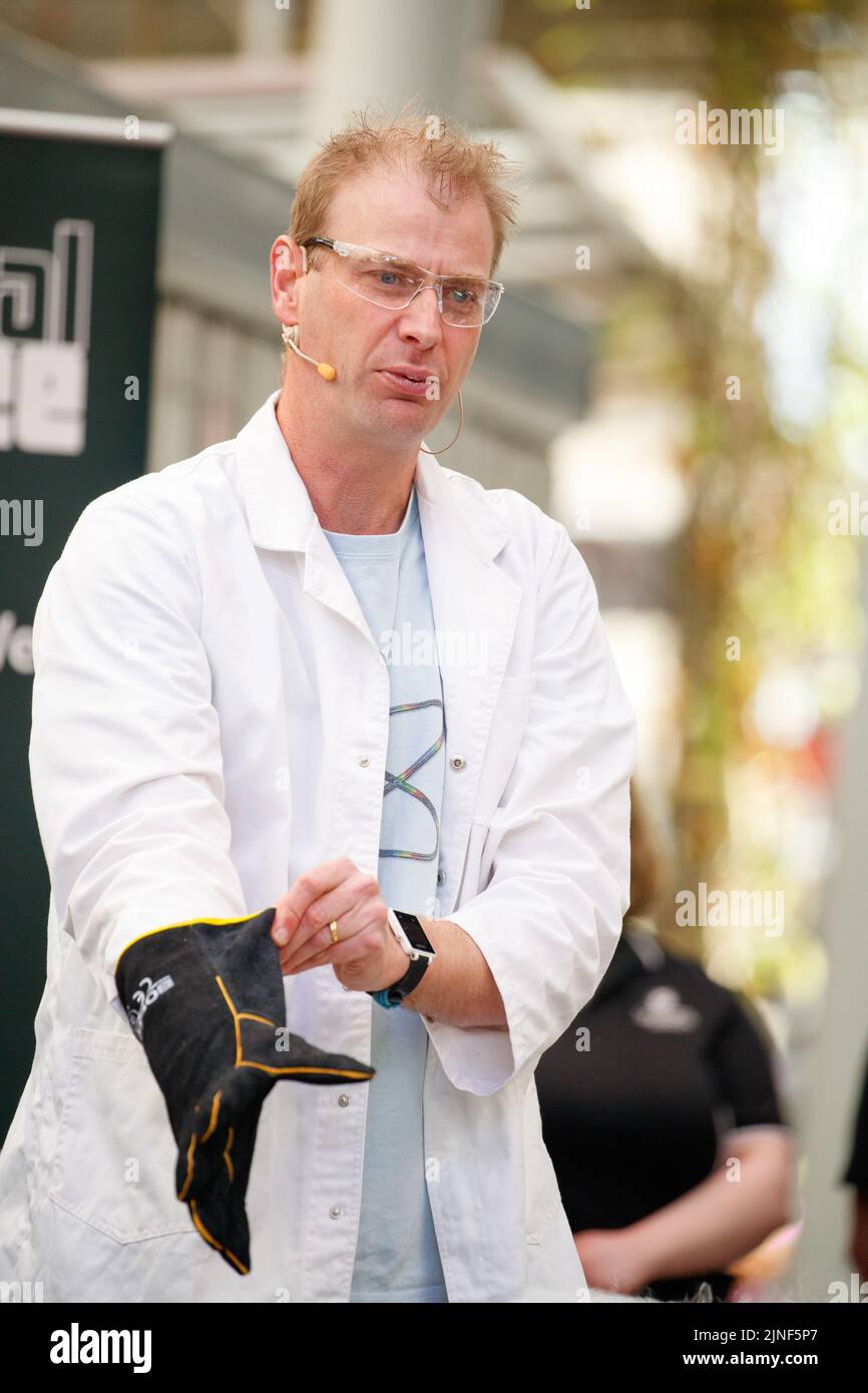 Brisbane, Australia. 11th ago, 2022. Il Dr Rob Bell esegue esperimenti dal vivo a un pubblico di studenti scolastici e al pubblico nel Queen Street Mall di Brisbane al lancio della National Science Week il 11 agosto 2022. Esperimenti dal vivo e mostre di esemplari museali sono state eseguite nel Queen Street Mall di Brisbane per il lancio della National Science Week. La National Science Week è stata fondata nel 1997 per riconoscere il contributo degli scienziati e della tecnologia australiani. (Foto di Joshua Prieto/Sipa USA) Credit: Sipa USA/Alamy Live News Foto Stock