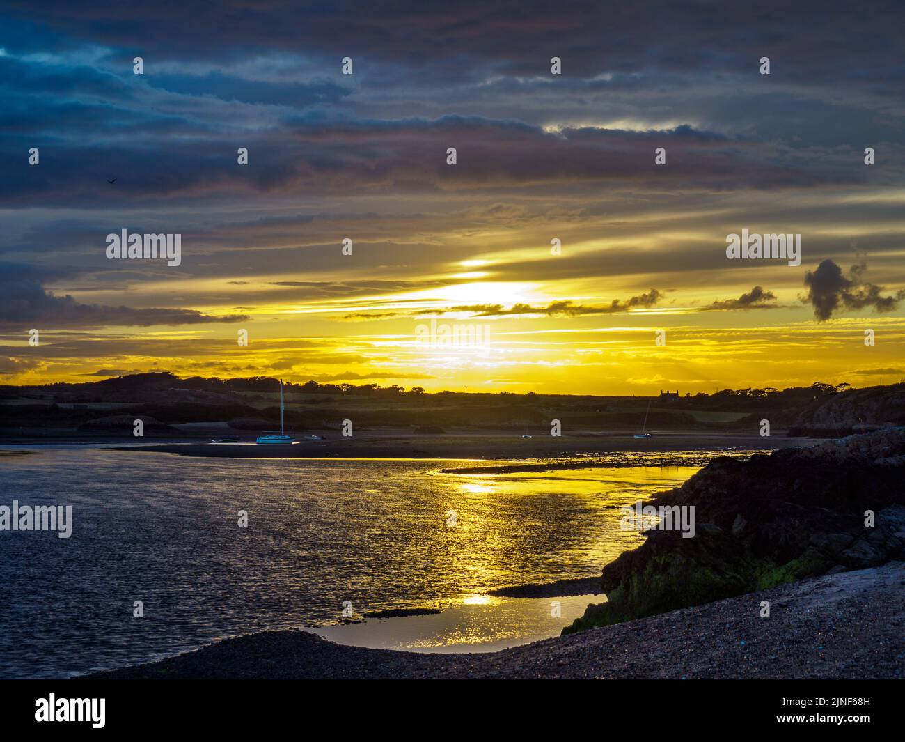 Spiaggia di Cyran al tramonto, Llanfair-yn-neubwll, Anglesey, Galles del Nord, Regno Unito ESTATE 2022 Foto Stock