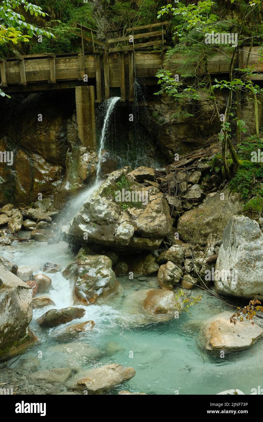 Un colpo verticale di acquedotto e calanchi vicino ad un fiume. Seisenbergklamm, Weissbach bei Lofer, Austria. Foto Stock