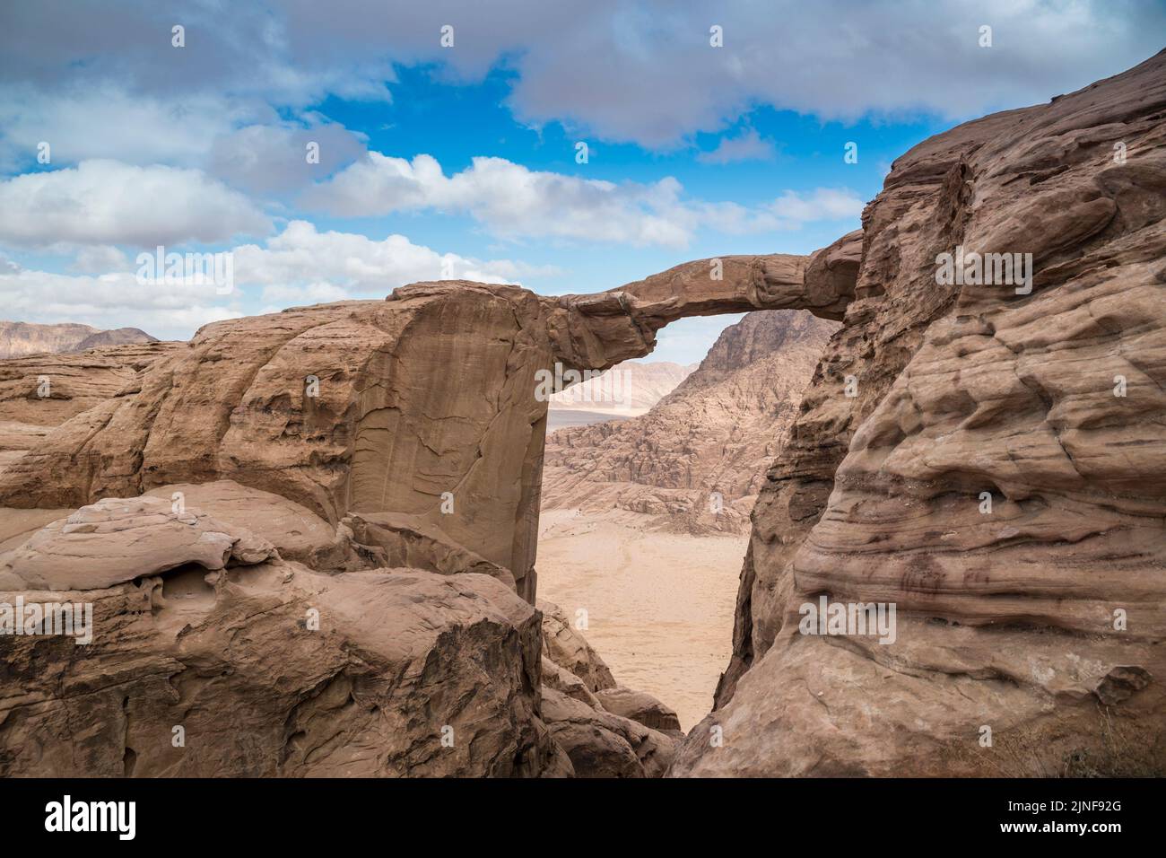 Vista panoramica del ponte di pietra di Burdah nel deserto di Wadi Rum, nella Giordania meridionale Foto Stock
