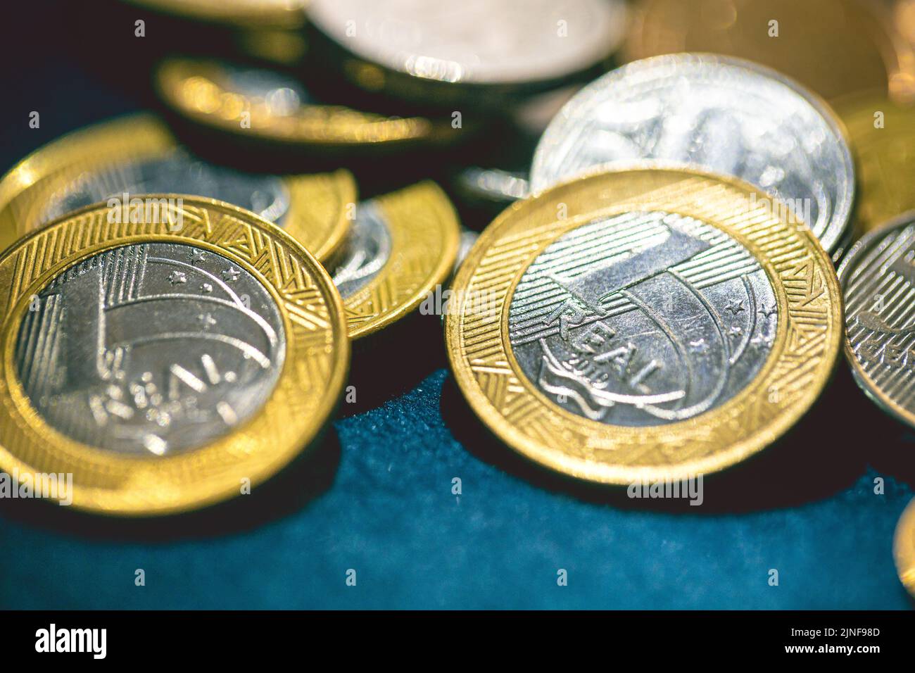 Real brasiliano - BRL. Una moneta di Real in macro fotografia, economia brasiliana e concetti finanziari. Foto Stock