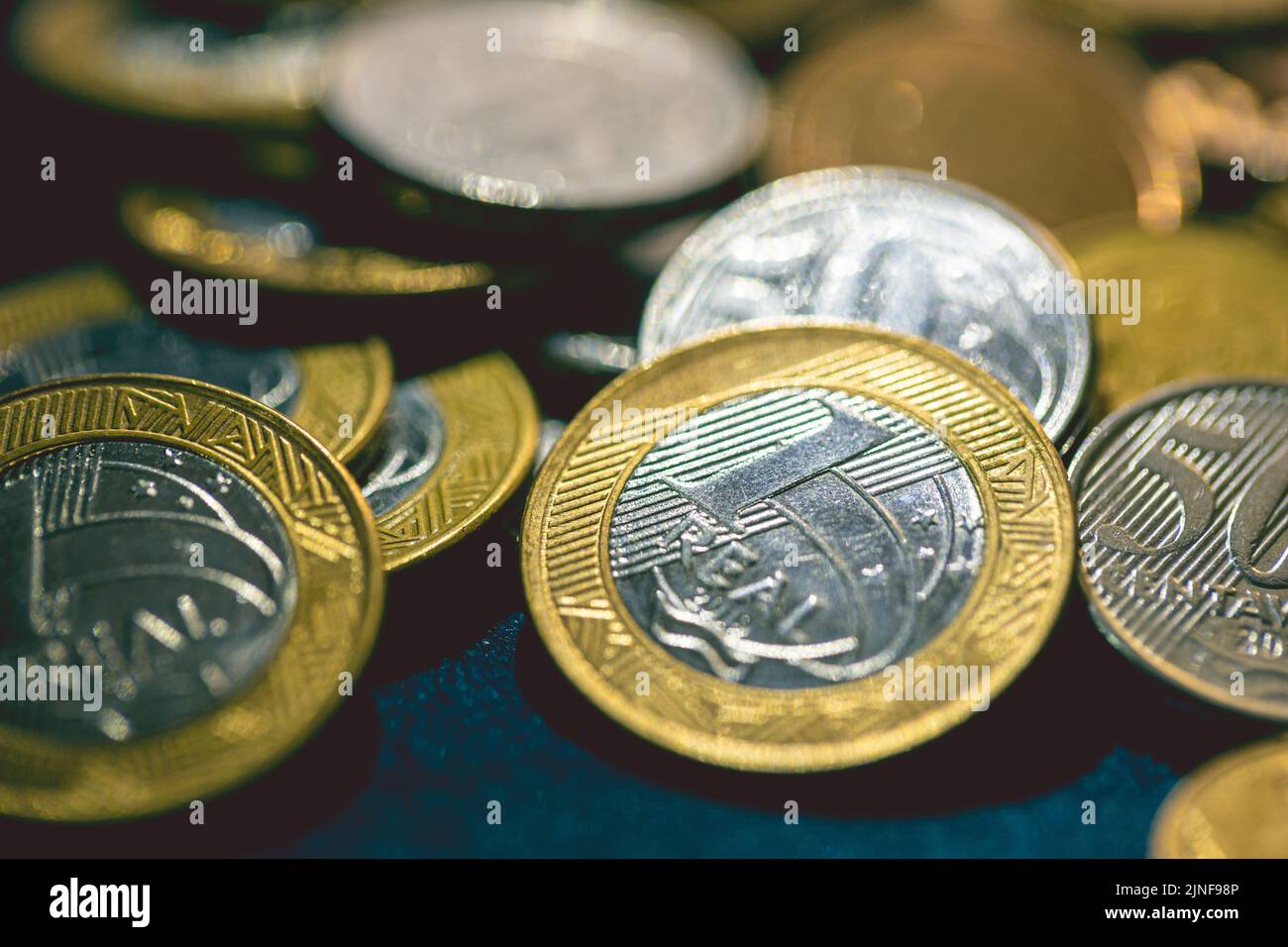 Real brasiliano - BRL. Una moneta di Real in macro fotografia, economia brasiliana e concetti finanziari. Foto Stock