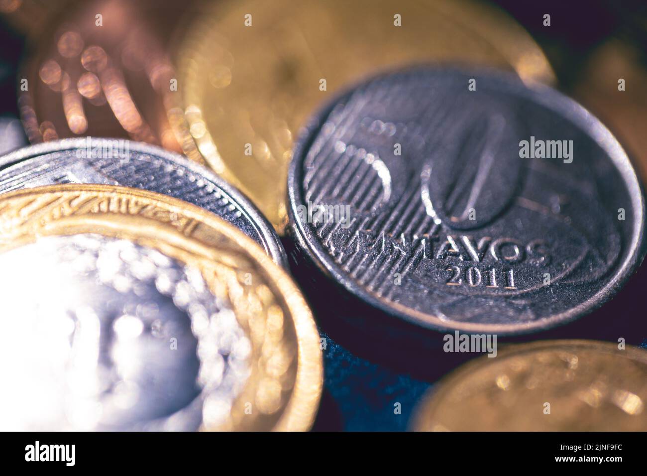 Real brasiliano - BRL. Una moneta di Real in macro fotografia, economia brasiliana e concetti finanziari. Foto Stock
