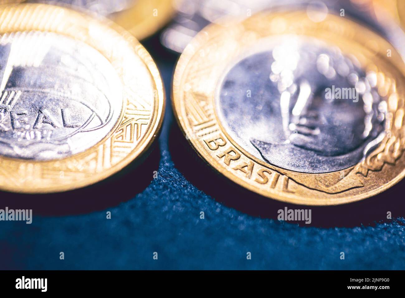 Real brasiliano - BRL. Una moneta di Real in macro fotografia, economia brasiliana e concetti finanziari. Foto Stock