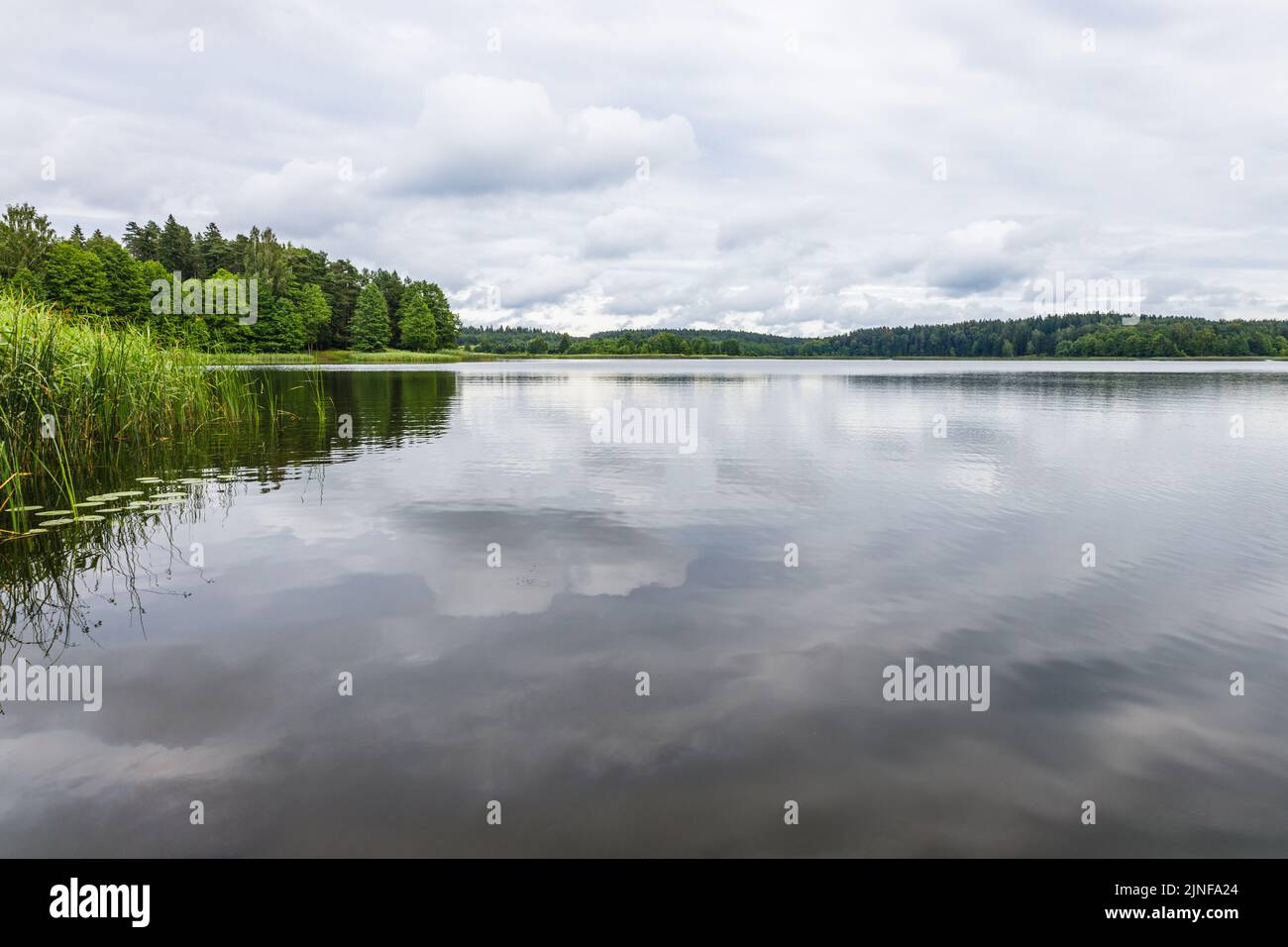 Vista panoramica del lago contro il cielo nuvoloso Foto Stock