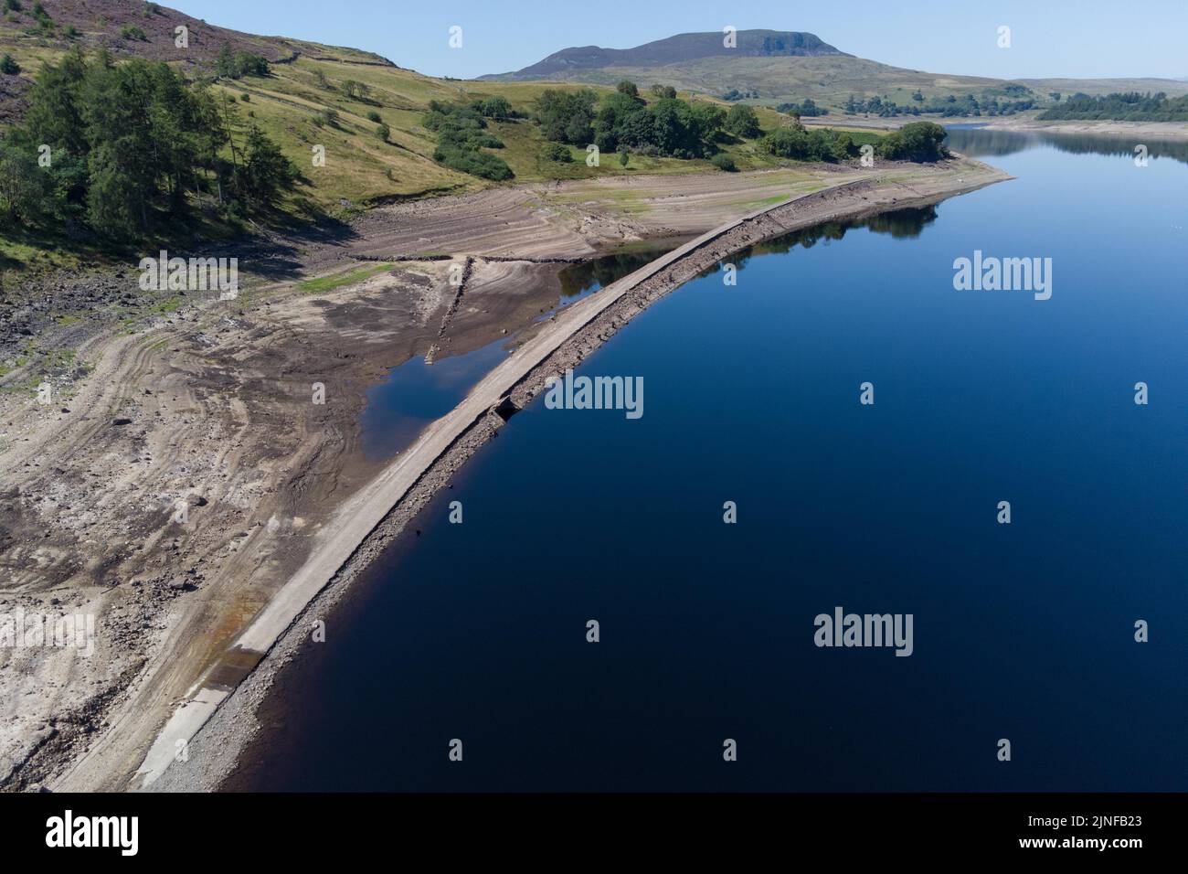 Llyn Celyn, Gwynedd, Galles Agosto 11th 2022 - la vecchia Bala e Ffestiniog Railway è emersa dalle profondità dopo che il livello dell'acqua continua a scendere. La linea ferroviaria è stata allagata insieme al villaggio di Capel Celyn nel 1965 per creare il controverso serbatoio di Llyn Celyn a Gwynedd il serbatoio fornisce acqua alla città di Liverpool. PIC by Credit: SCOTT CM/Alamy Live News Foto Stock