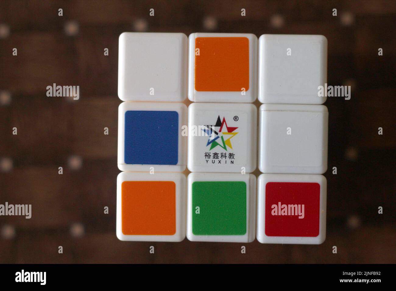 Cubo di Rubik su sfondo nero. Cubo di Rubik inventato da un architetto ungherese Erno Rubik nel 1974. Foto Stock