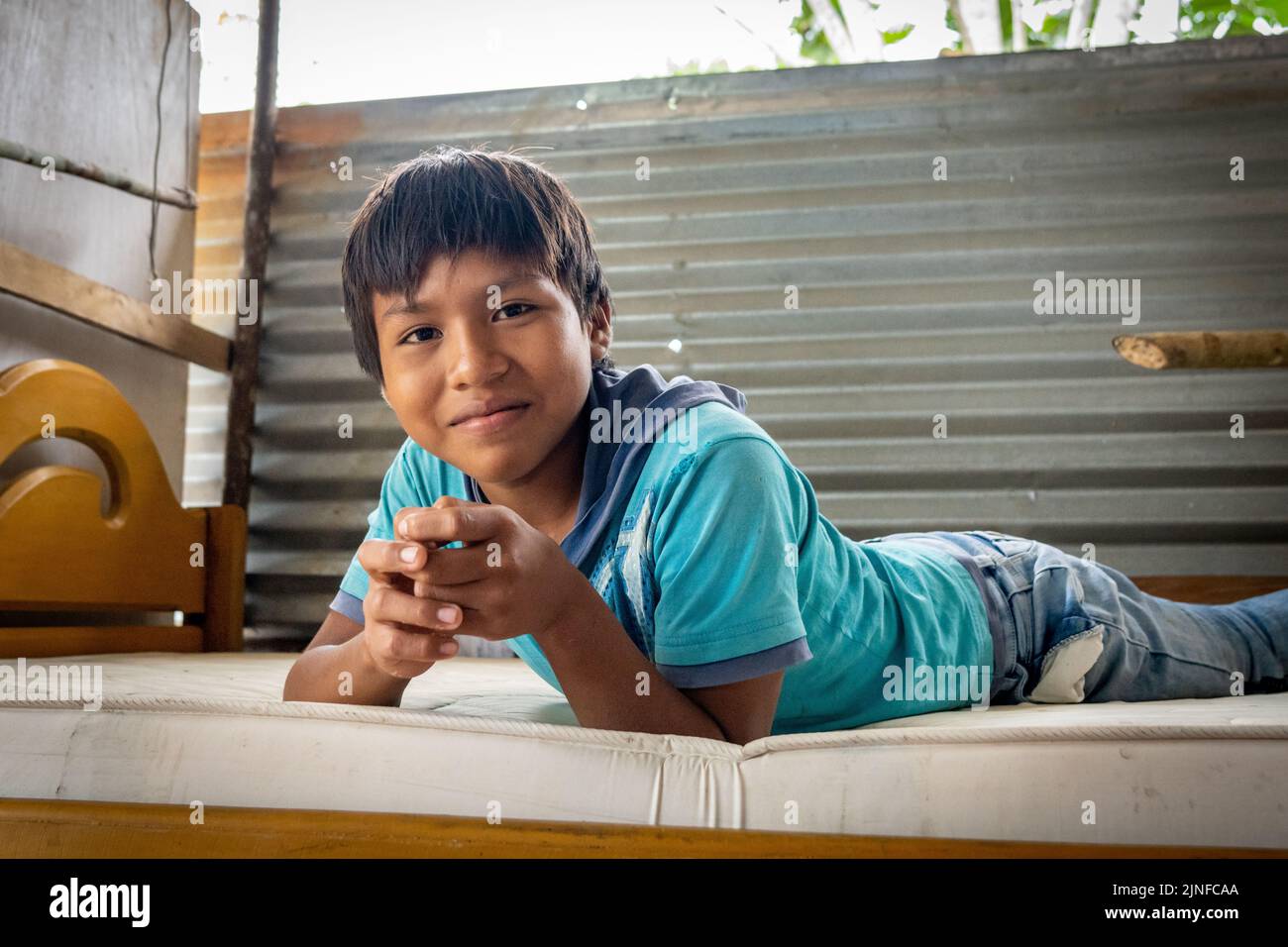 Il ragazzo orfano ha perso la madre a COVID nell'Amazzonia peruviana Foto Stock