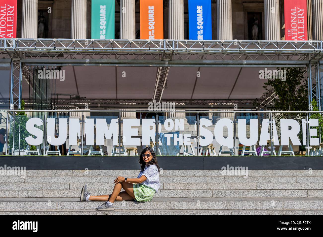Londra, Regno Unito. 11th ago, 2022. L'installazione fornisce un bonus sfondo per le foto turistiche - l'estate sulla piazza - Un festival gratuito di arte, fuori dalla Galleria Nazionale su Trafalgar Square. Le famiglie possono partecipare a sessioni di disegno all'aperto e a installazioni coinvolgenti ispirate ai dipinti della National Gallery e a un nuovo studio artistico appositamente costruito. Si tratta del più grande festival gratuito della Gallery a Trafalgar Square, in collaborazione con il Westminster City Council, che si svolge dal 11 al 29 agosto. Credit: Guy Bell/Alamy Live News Foto Stock