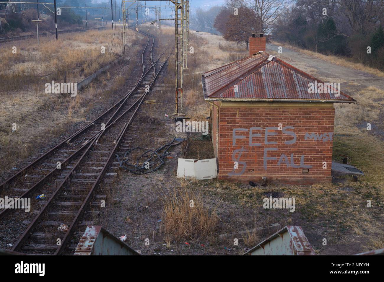 Le 2015 tasse devono cadere movimento, contro l'aumento delle tasse scolastiche, sparso attraverso il Sud Africa e la sua graffiti daubs Rosetta stazione ferroviaria Foto Stock