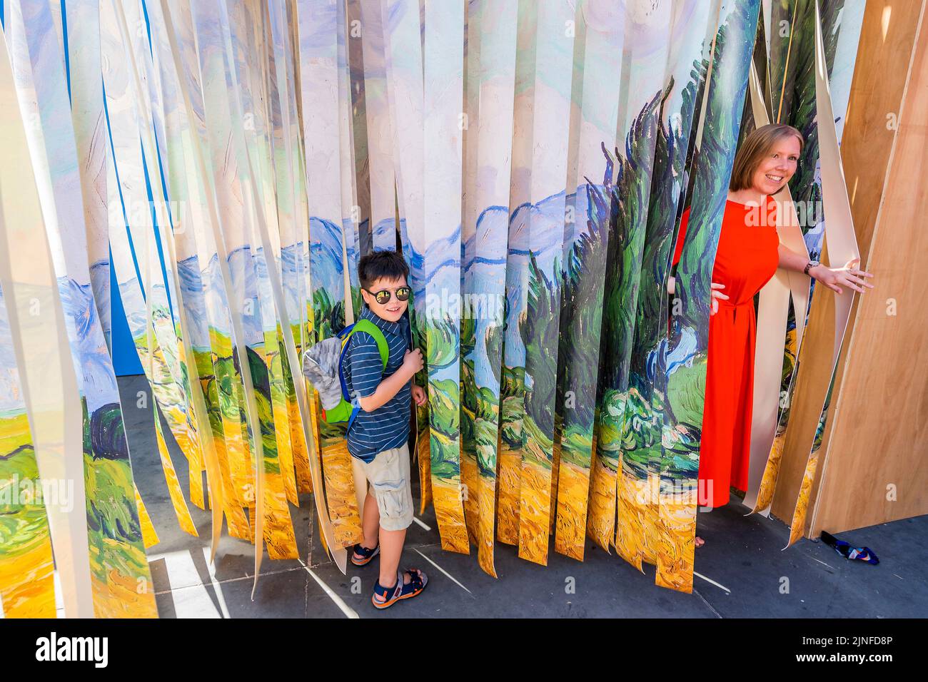 Londra, Regno Unito. 11th ago, 2022. Un Wheatfield, con cipressi (1889) di Vincent van Gogh trasformato in un'installazione esplorata da tutte le età - Summer on the Square - Un festival gratuito di arte, fuori dalla Galleria Nazionale su Trafalgar Square. Le famiglie possono partecipare a sessioni di disegno all'aperto e a installazioni coinvolgenti ispirate ai dipinti della National Gallery e a un nuovo studio artistico appositamente costruito. Si tratta del più grande festival gratuito della Gallery a Trafalgar Square, in collaborazione con il Westminster City Council, che si svolge dal 11 al 29 agosto. Credit: Guy Bell/Alamy Live News Foto Stock