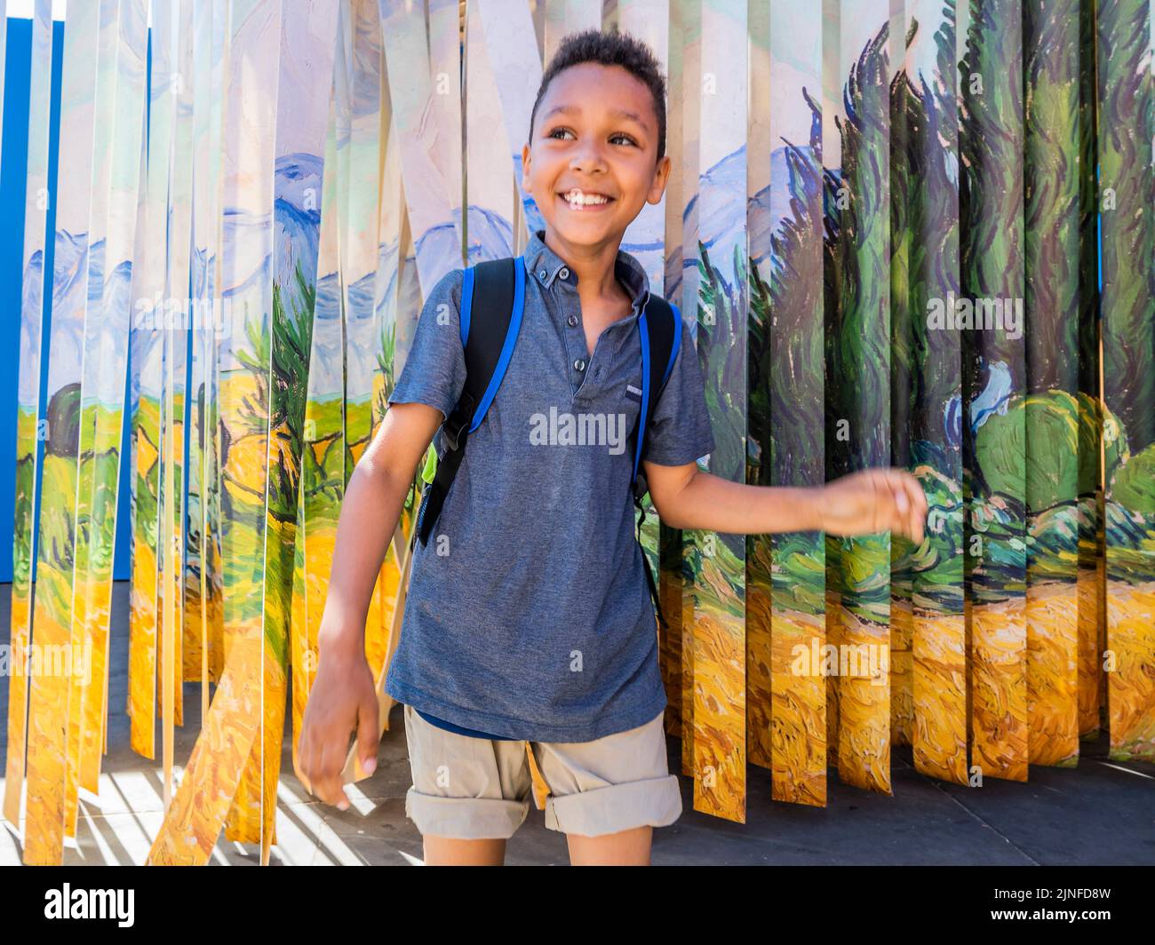 Londra, Regno Unito. 11th ago, 2022. Un Wheatfield, con cipressi (1889) di Vincent van Gogh trasformato in un'installazione esplorata da tutte le età - Summer on the Square - Un festival gratuito di arte, fuori dalla Galleria Nazionale su Trafalgar Square. Le famiglie possono partecipare a sessioni di disegno all'aperto e a installazioni coinvolgenti ispirate ai dipinti della National Gallery e a un nuovo studio artistico appositamente costruito. Si tratta del più grande festival gratuito della Gallery a Trafalgar Square, in collaborazione con il Westminster City Council, che si svolge dal 11 al 29 agosto. Credit: Guy Bell/Alamy Live News Foto Stock
