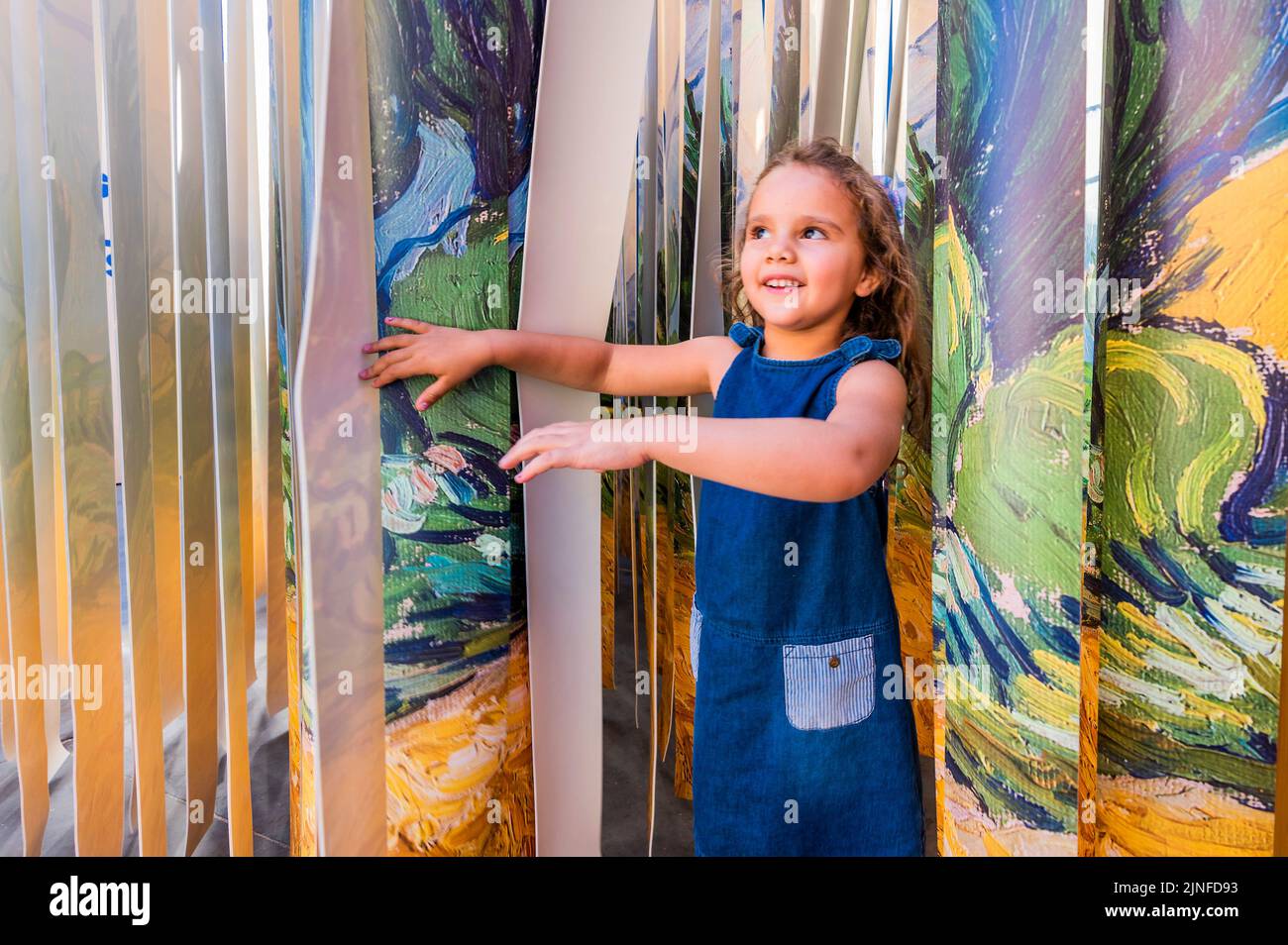 Londra, Regno Unito. 11th ago, 2022. Un Wheatfield, con cipressi (1889) di Vincent van Gogh trasformato in un'installazione esplorata da tutte le età - Summer on the Square - Un festival gratuito di arte, fuori dalla Galleria Nazionale su Trafalgar Square. Le famiglie possono partecipare a sessioni di disegno all'aperto e a installazioni coinvolgenti ispirate ai dipinti della National Gallery e a un nuovo studio artistico appositamente costruito. Si tratta del più grande festival gratuito della Gallery a Trafalgar Square, in collaborazione con il Westminster City Council, che si svolge dal 11 al 29 agosto. Credit: Guy Bell/Alamy Live News Foto Stock