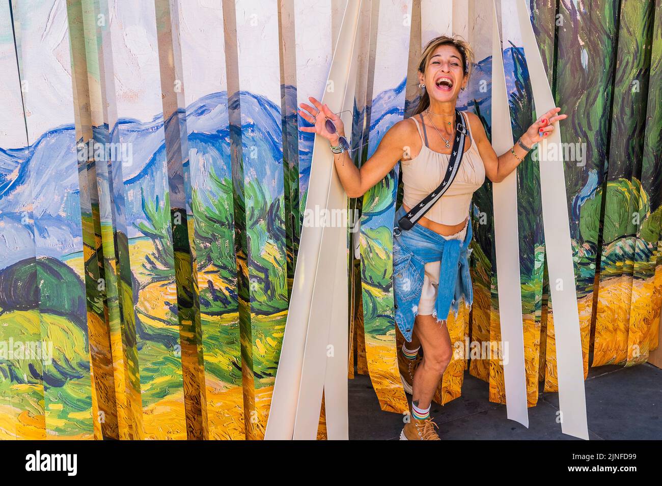 Londra, Regno Unito. 11th ago, 2022. Un Wheatfield, con cipressi (1889) di Vincent van Gogh trasformato in un'installazione esplorata da tutte le età - Summer on the Square - Un festival gratuito di arte, fuori dalla Galleria Nazionale su Trafalgar Square. Le famiglie possono partecipare a sessioni di disegno all'aperto e a installazioni coinvolgenti ispirate ai dipinti della National Gallery e a un nuovo studio artistico appositamente costruito. Si tratta del più grande festival gratuito della Gallery a Trafalgar Square, in collaborazione con il Westminster City Council, che si svolge dal 11 al 29 agosto. Credit: Guy Bell/Alamy Live News Foto Stock