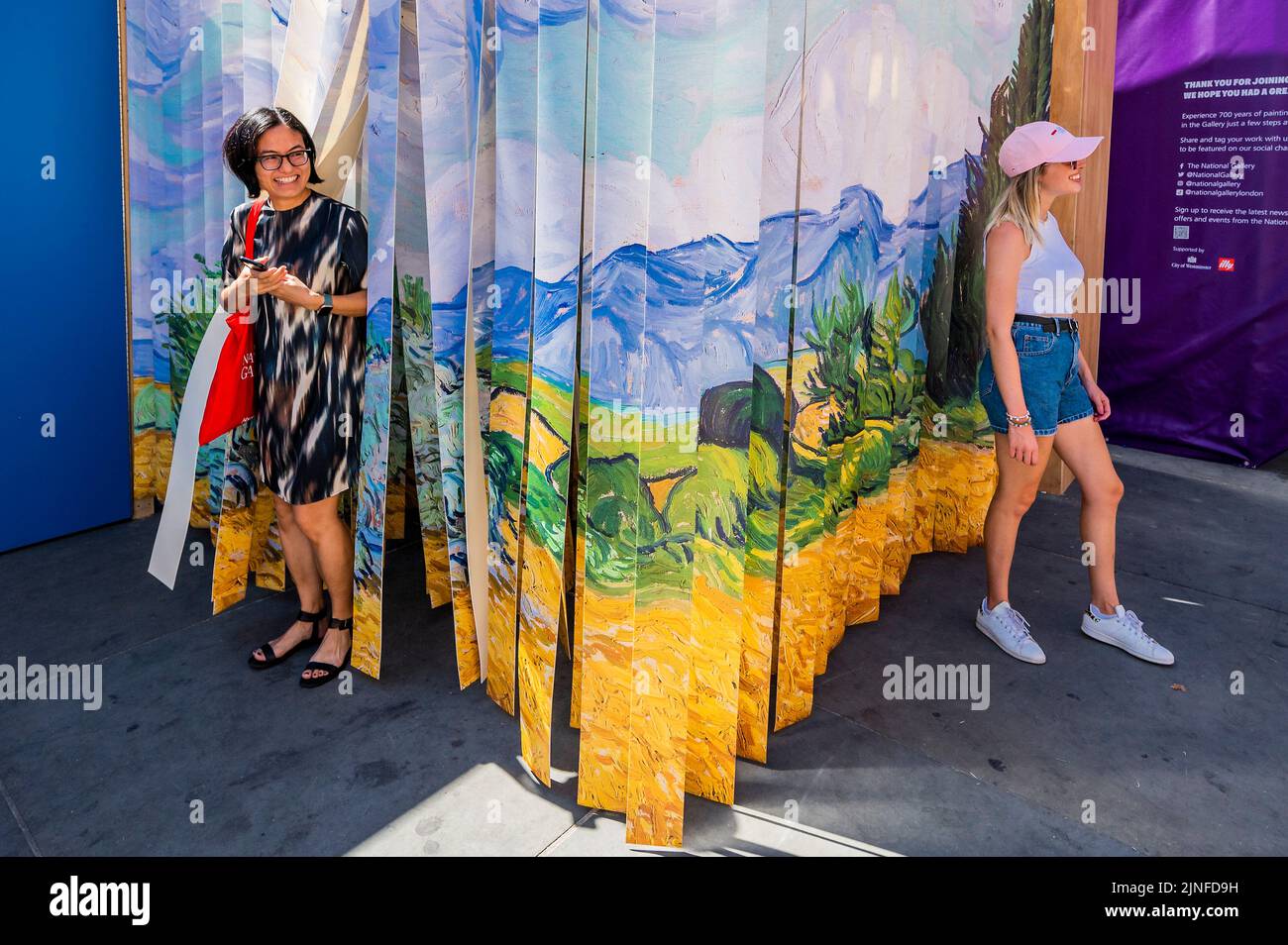 Londra, Regno Unito. 11th ago, 2022. Un Wheatfield, con cipressi (1889) di Vincent van Gogh trasformato in un'installazione esplorata da tutte le età - Summer on the Square - Un festival gratuito di arte, fuori dalla Galleria Nazionale su Trafalgar Square. Le famiglie possono partecipare a sessioni di disegno all'aperto e a installazioni coinvolgenti ispirate ai dipinti della National Gallery e a un nuovo studio artistico appositamente costruito. Si tratta del più grande festival gratuito della Gallery a Trafalgar Square, in collaborazione con il Westminster City Council, che si svolge dal 11 al 29 agosto. Credit: Guy Bell/Alamy Live News Foto Stock