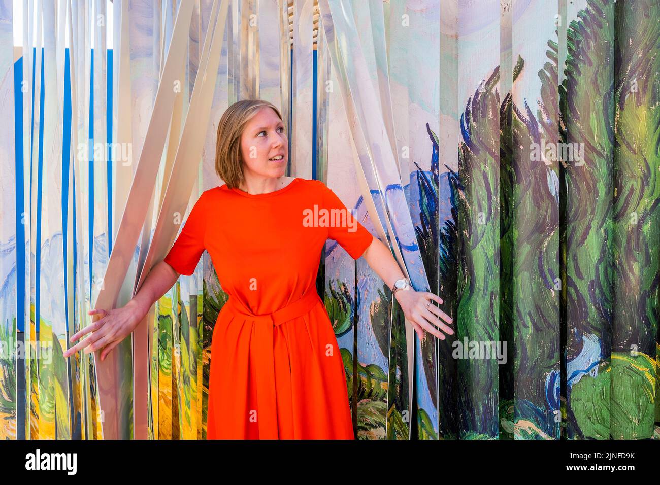 Londra, Regno Unito. 11th ago, 2022. Un Wheatfield, con cipressi (1889) di Vincent van Gogh trasformato in un'installazione esplorata da tutte le età - Summer on the Square - Un festival gratuito di arte, fuori dalla Galleria Nazionale su Trafalgar Square. Le famiglie possono partecipare a sessioni di disegno all'aperto e a installazioni coinvolgenti ispirate ai dipinti della National Gallery e a un nuovo studio artistico appositamente costruito. Si tratta del più grande festival gratuito della Gallery a Trafalgar Square, in collaborazione con il Westminster City Council, che si svolge dal 11 al 29 agosto. Credit: Guy Bell/Alamy Live News Foto Stock