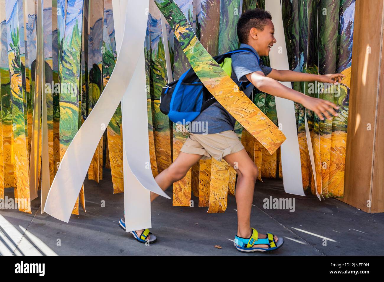 Londra, Regno Unito. 11th ago, 2022. Un Wheatfield, con cipressi (1889) di Vincent van Gogh trasformato in un'installazione esplorata da tutte le età - Summer on the Square - Un festival gratuito di arte, fuori dalla Galleria Nazionale su Trafalgar Square. Le famiglie possono partecipare a sessioni di disegno all'aperto e a installazioni coinvolgenti ispirate ai dipinti della National Gallery e a un nuovo studio artistico appositamente costruito. Si tratta del più grande festival gratuito della Gallery a Trafalgar Square, in collaborazione con il Westminster City Council, che si svolge dal 11 al 29 agosto. Credit: Guy Bell/Alamy Live News Foto Stock