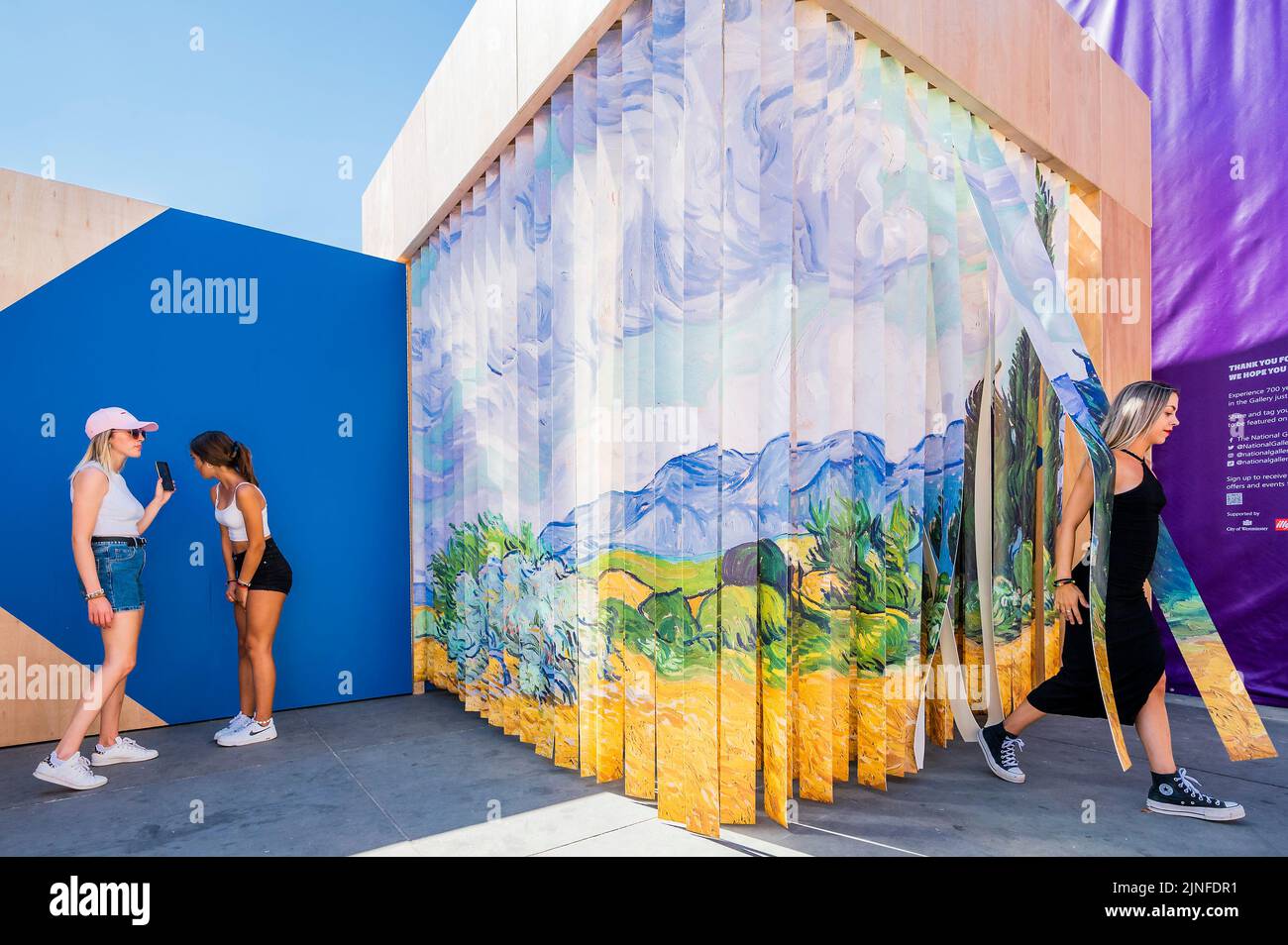 Londra, Regno Unito. 11th ago, 2022. Un Wheatfield, con cipressi (1889) di Vincent van Gogh trasformato in un'installazione esplorata da tutte le età - Summer on the Square - Un festival gratuito di arte, fuori dalla Galleria Nazionale su Trafalgar Square. Le famiglie possono partecipare a sessioni di disegno all'aperto e a installazioni coinvolgenti ispirate ai dipinti della National Gallery e a un nuovo studio artistico appositamente costruito. Si tratta del più grande festival gratuito della Gallery a Trafalgar Square, in collaborazione con il Westminster City Council, che si svolge dal 11 al 29 agosto. Credit: Guy Bell/Alamy Live News Foto Stock