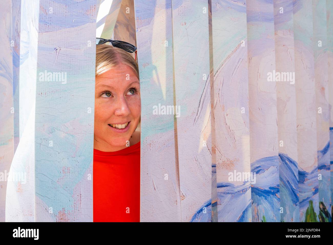 Londra, Regno Unito. 11th ago, 2022. Un Wheatfield, con cipressi (1889) di Vincent van Gogh trasformato in un'installazione esplorata da tutte le età - Summer on the Square - Un festival gratuito di arte, fuori dalla Galleria Nazionale su Trafalgar Square. Le famiglie possono partecipare a sessioni di disegno all'aperto e a installazioni coinvolgenti ispirate ai dipinti della National Gallery e a un nuovo studio artistico appositamente costruito. Si tratta del più grande festival gratuito della Gallery a Trafalgar Square, in collaborazione con il Westminster City Council, che si svolge dal 11 al 29 agosto. Credit: Guy Bell/Alamy Live News Foto Stock