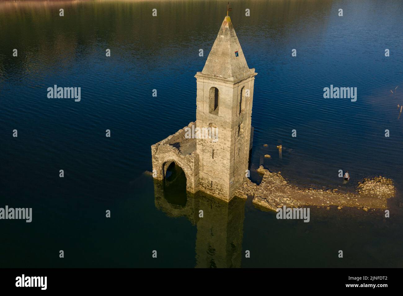 Veduta aerea del campanile di Sant Romà de Sau e del bacino di Sau durante la siccità estiva del 2022 (Osona, Barcellona, Catalogna, Spagna) Foto Stock