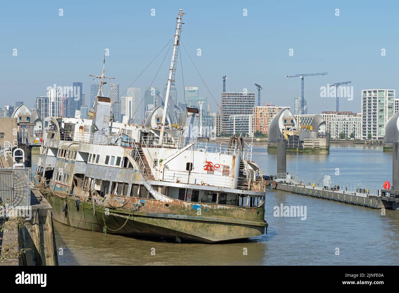 Vecchia nave arrugginita abbandonata sulla riva del Tamigi. Londra Foto Stock