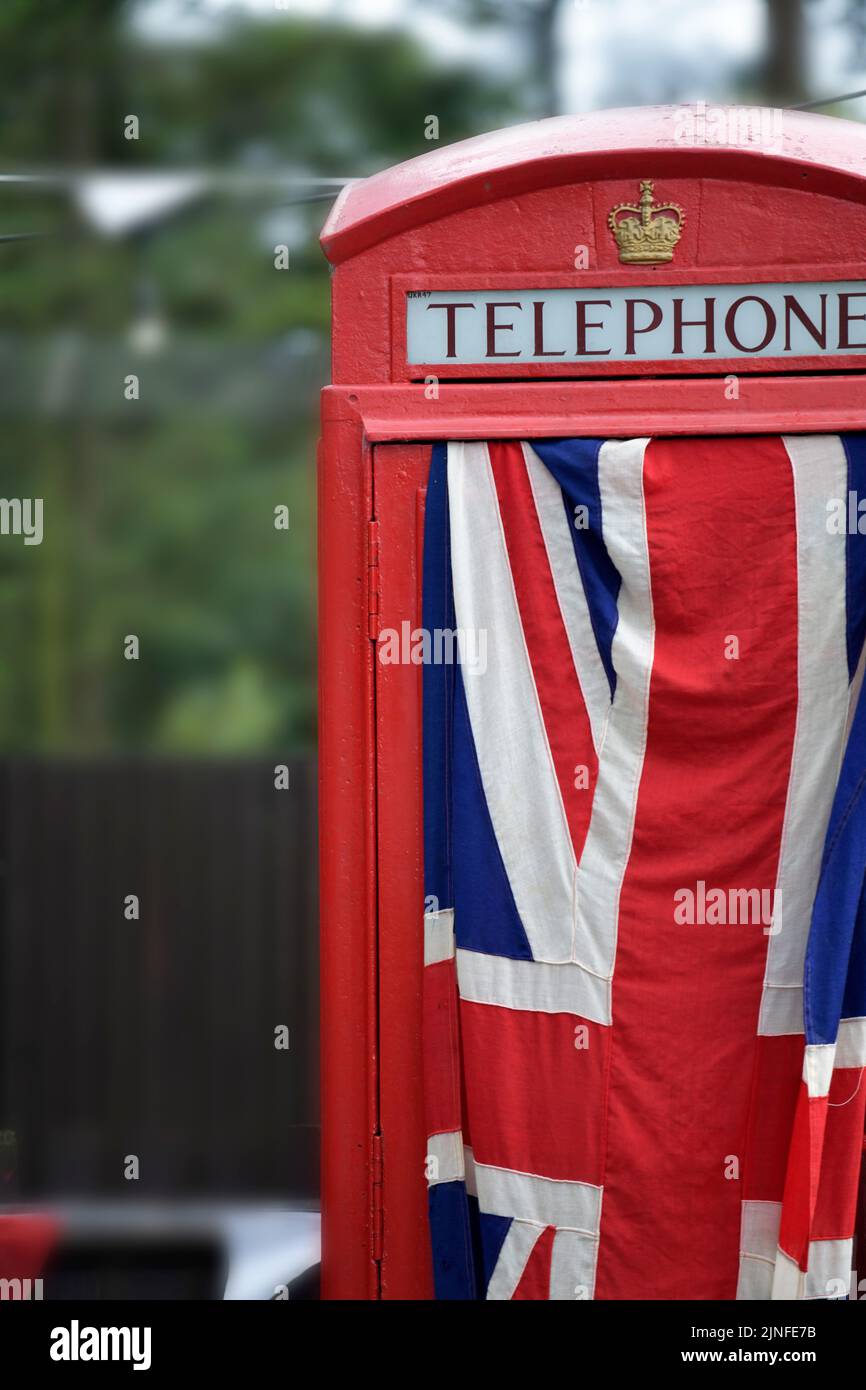 Vecchia scatola telefonica GPO rossa drappeggiato nella bandiera del jack Union Foto Stock