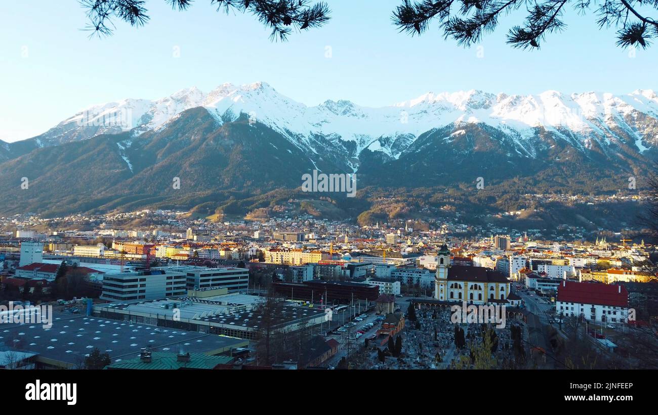 Vista dall'alto della città di Innsbruck, dallo stadio della torre della collina di salto con gli sci e dalla pista. Foto Stock