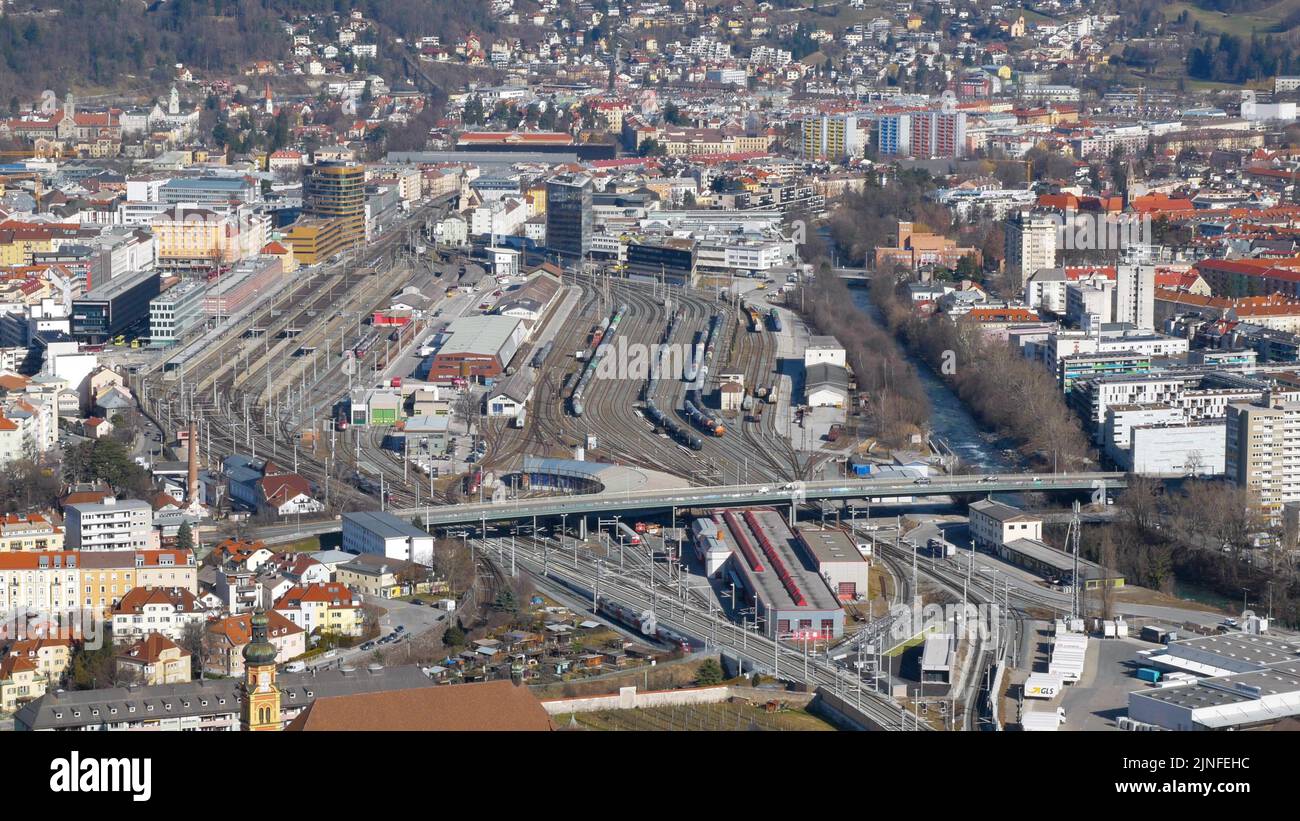 Stazione ferroviaria di Innsbruck in Austria dallo stadio della torre di salto con gli sci e dalla pista. Foto Stock