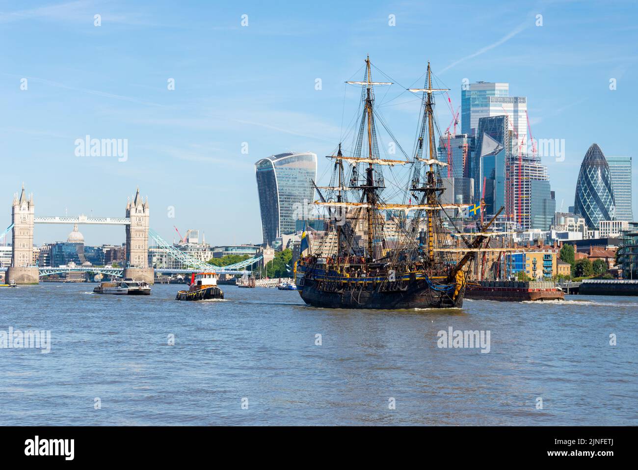 Goteborg di Svezia, una replica a vela del 18th ° secolo svedese East Indiaman Goteborg i in visita a Londra, Regno Unito. Skyline di Londra. Tower Bridge Foto Stock