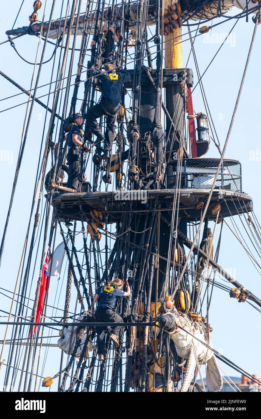 Equipaggio su il montante di Goteborg di Svezia, una replica a vela del 18th ° secolo svedese East Indiaman Goteborg i in visita a Londra, Regno Unito Foto Stock